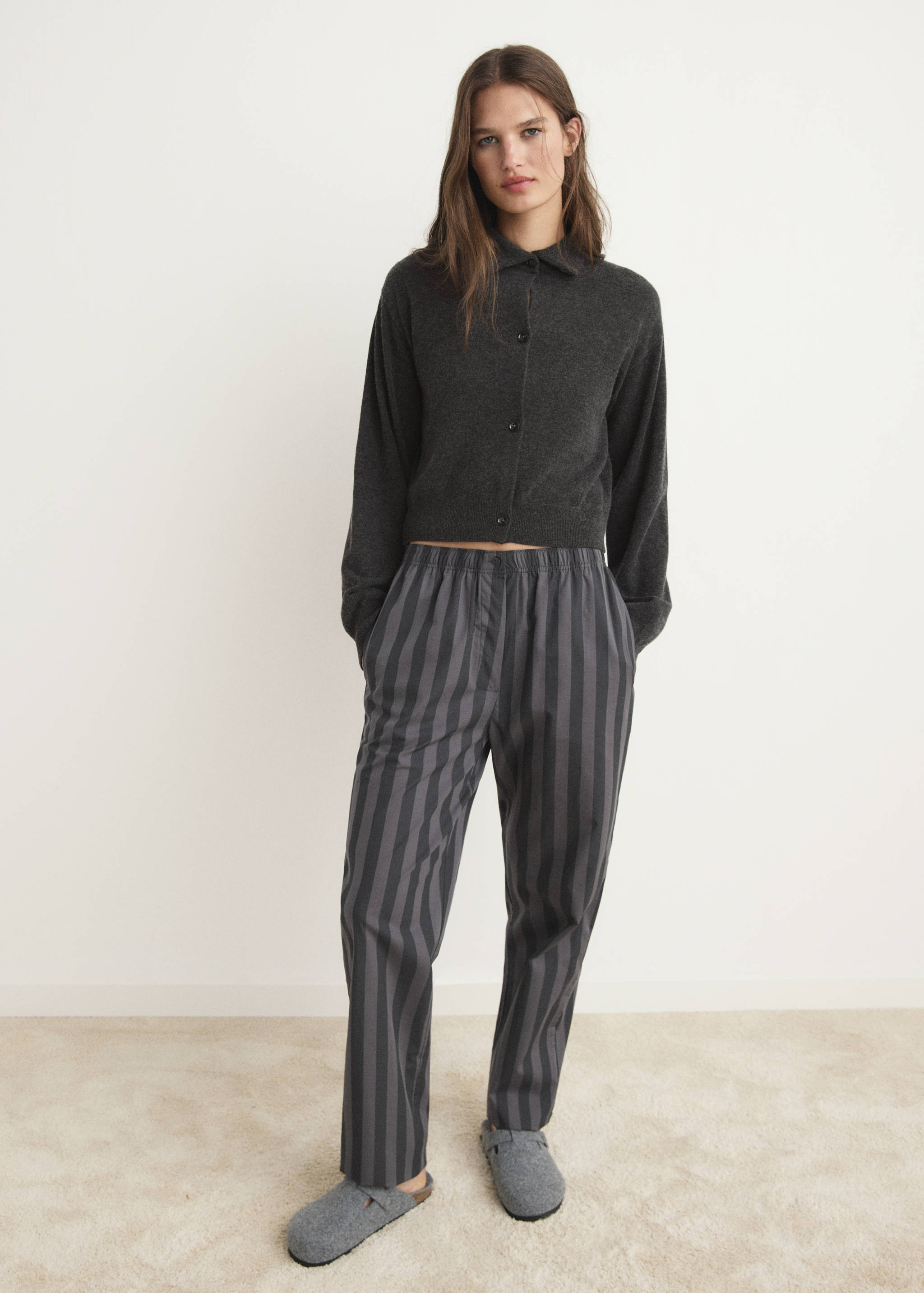 Krótki wełniany kardigan z guzikami - Plan ogólny