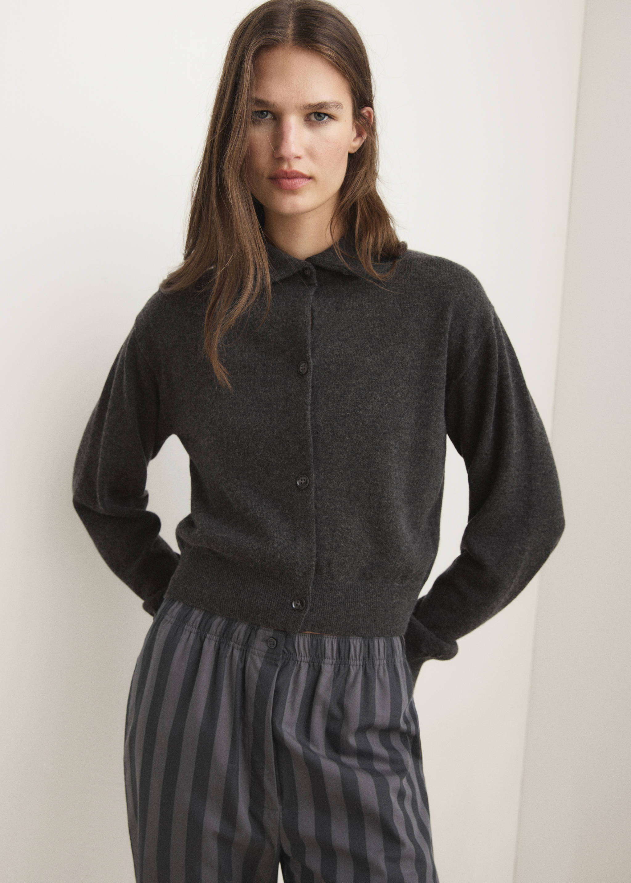 Krótki wełniany kardigan z guzikami - Plan średni