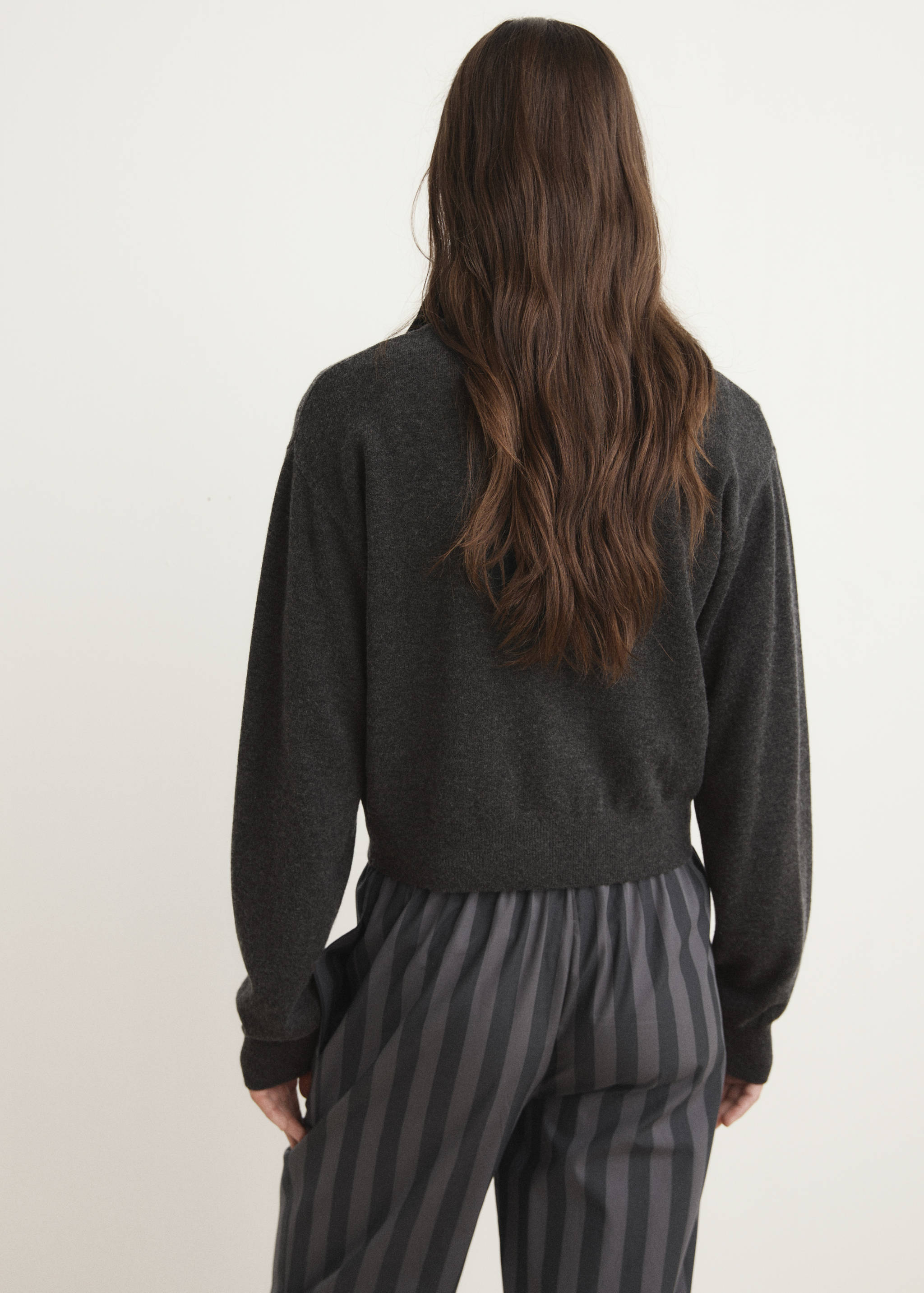 Krótki wełniany kardigan z guzikami - Tylna strona artykułu