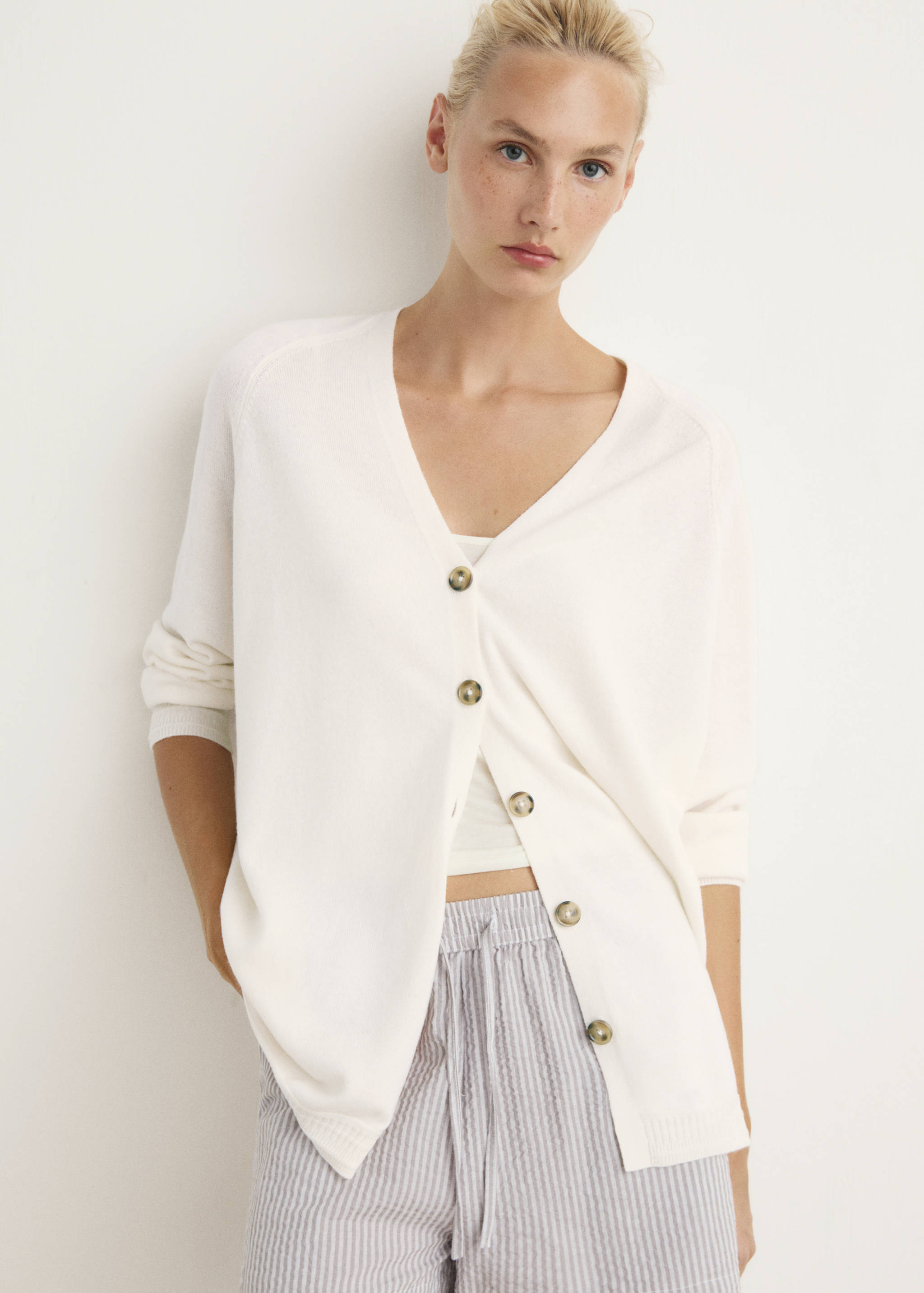 Buttoned wool cardigan - Medium plane