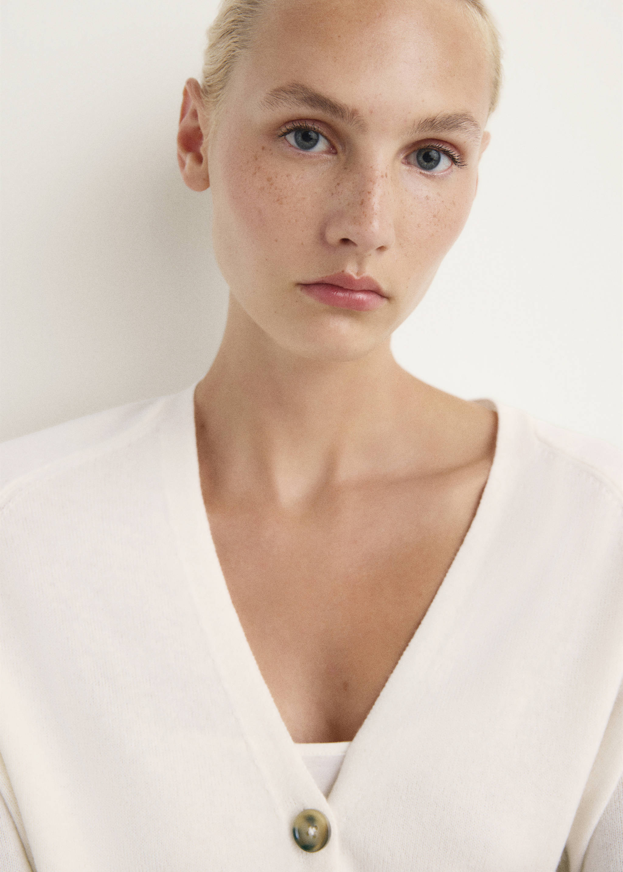 Buttoned wool cardigan - Details of the article 1