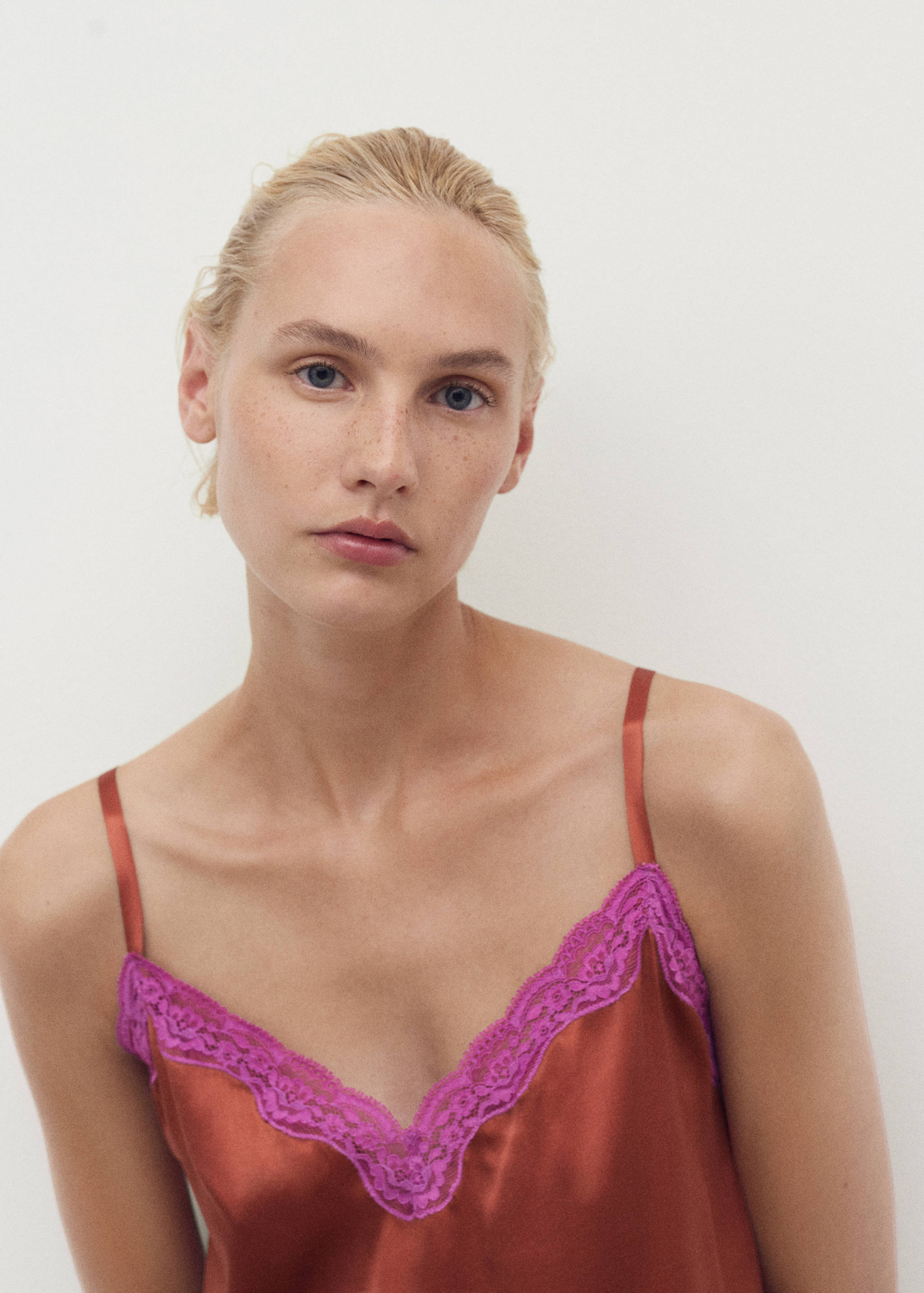 قميص نوم حرير بتفاصيل دانتيل بلون متباين - تفاصيل المنتج 1