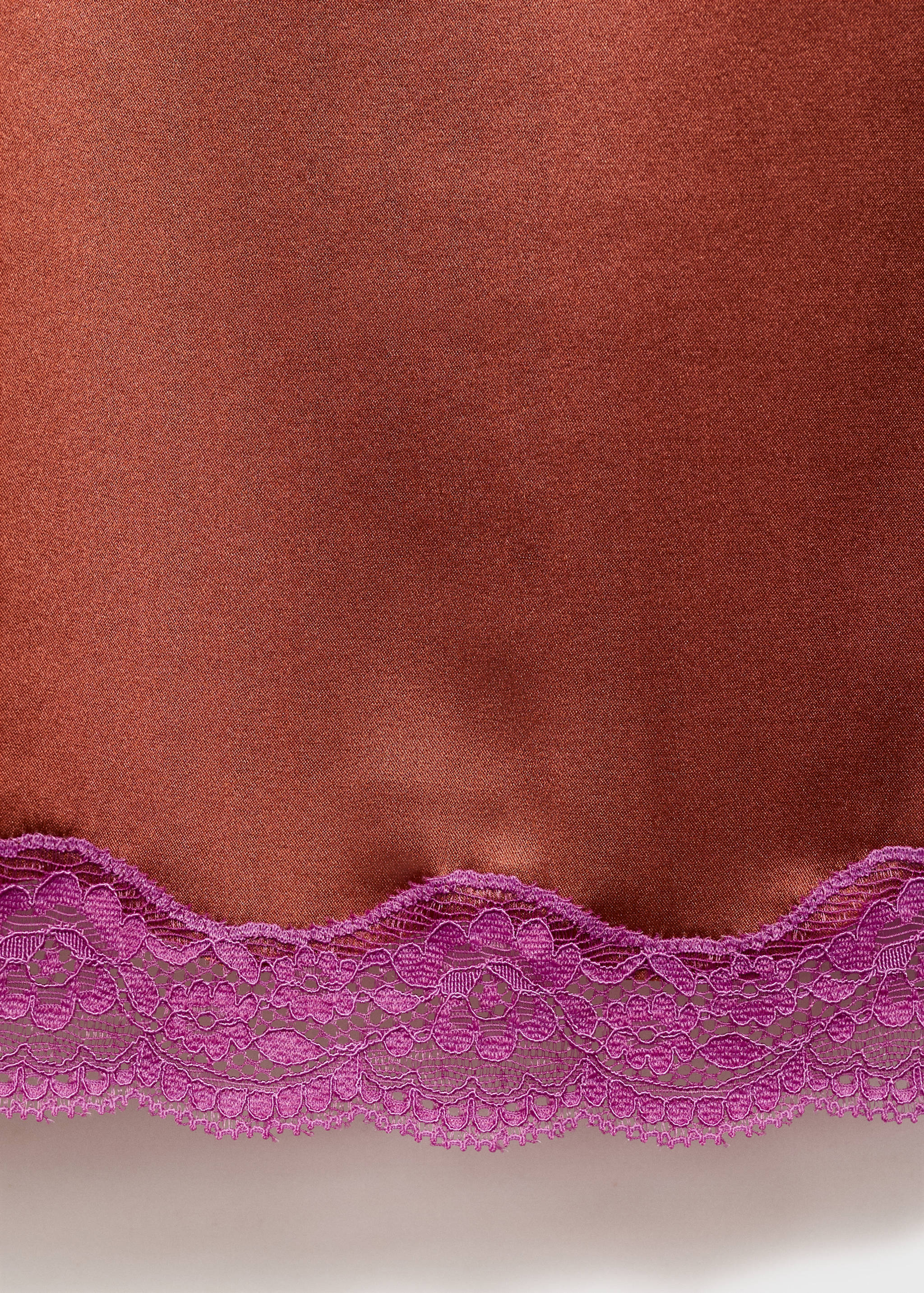 قميص نوم حرير بتفاصيل دانتيل بلون متباين - تفاصيل المنتج 0