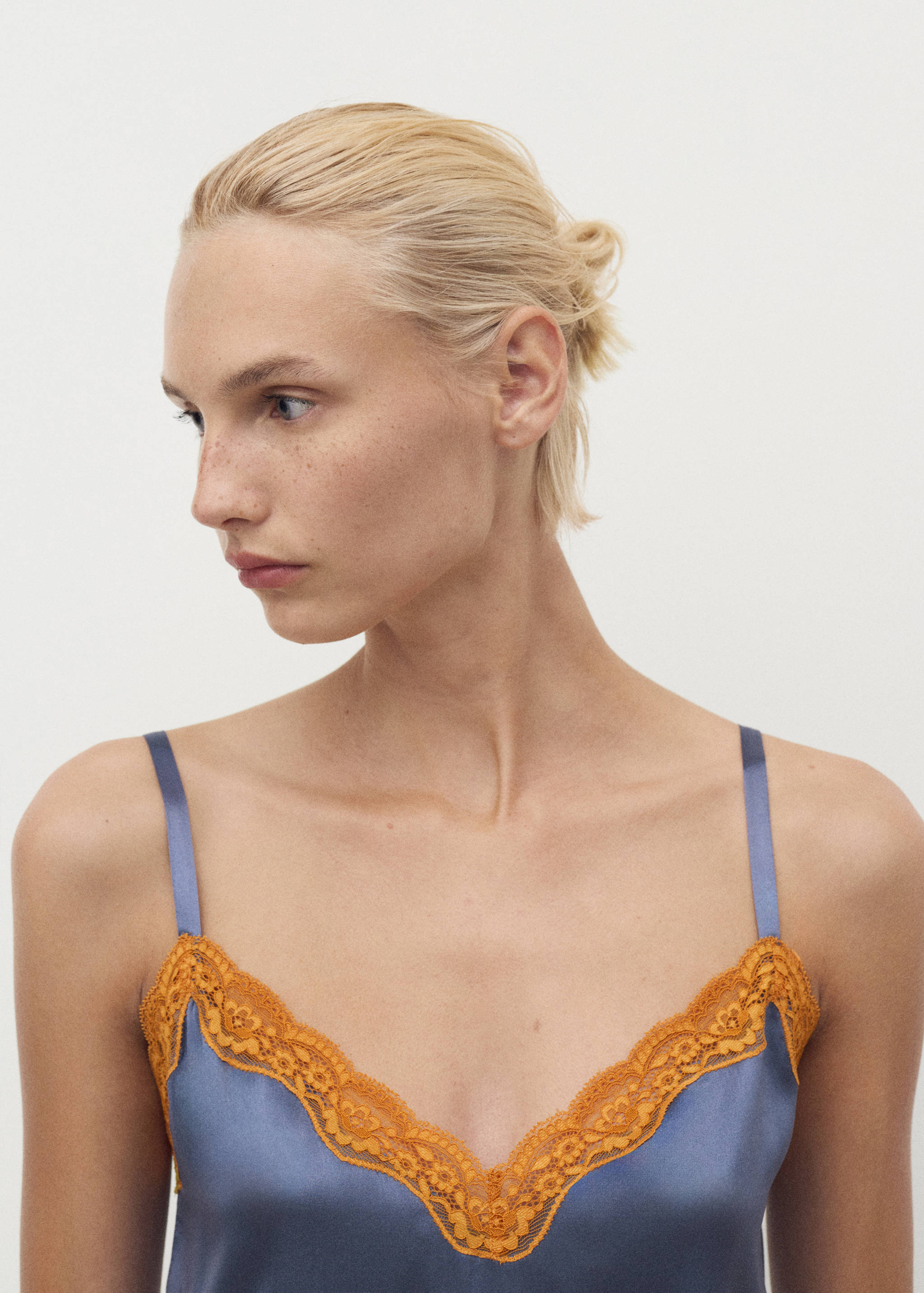 قميص نوم حرير بتفاصيل دانتيل بلون متباين - تفاصيل المنتج 1