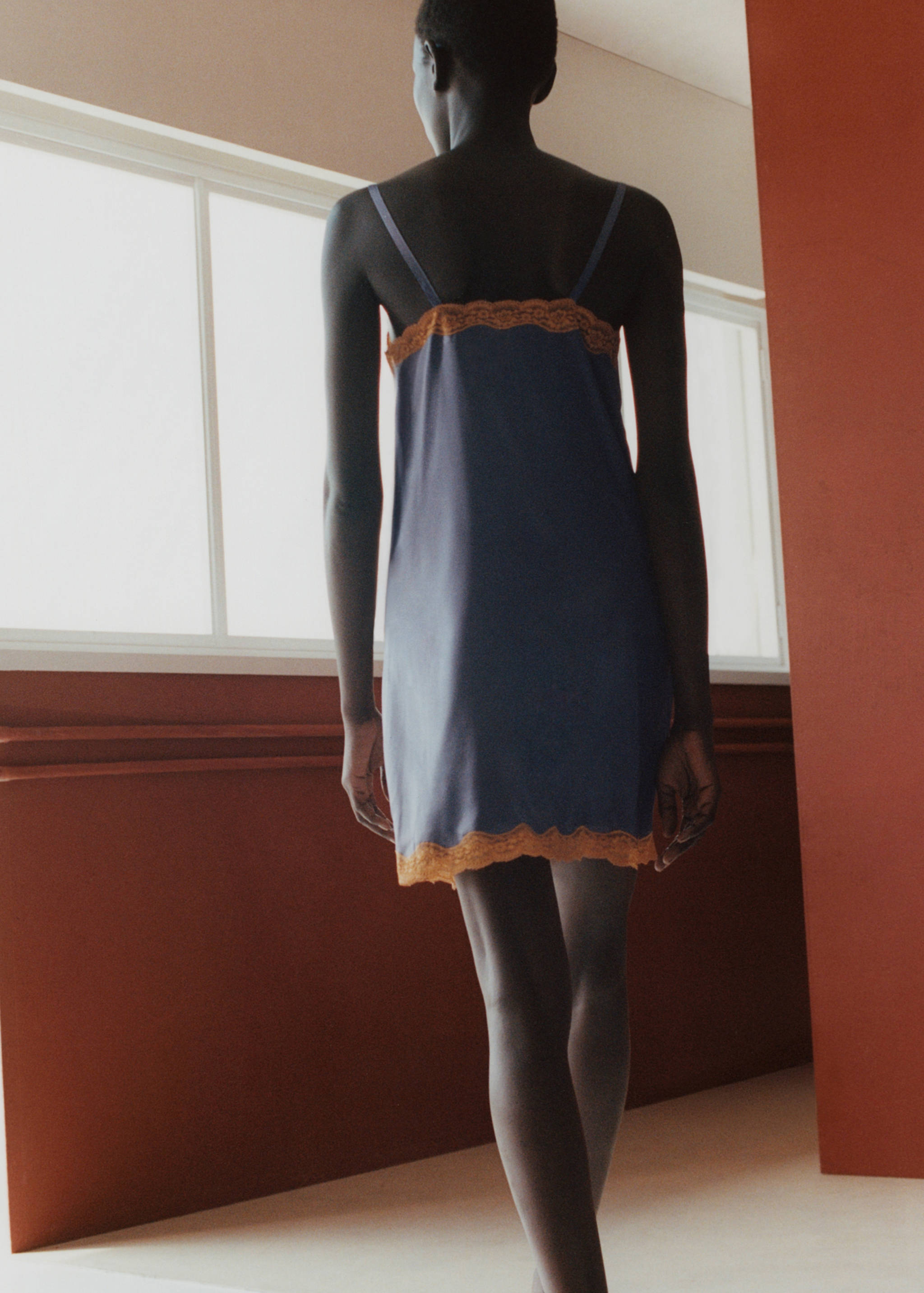 قميص نوم حرير بتفاصيل دانتيل بلون متباين - تفاصيل المنتج 6