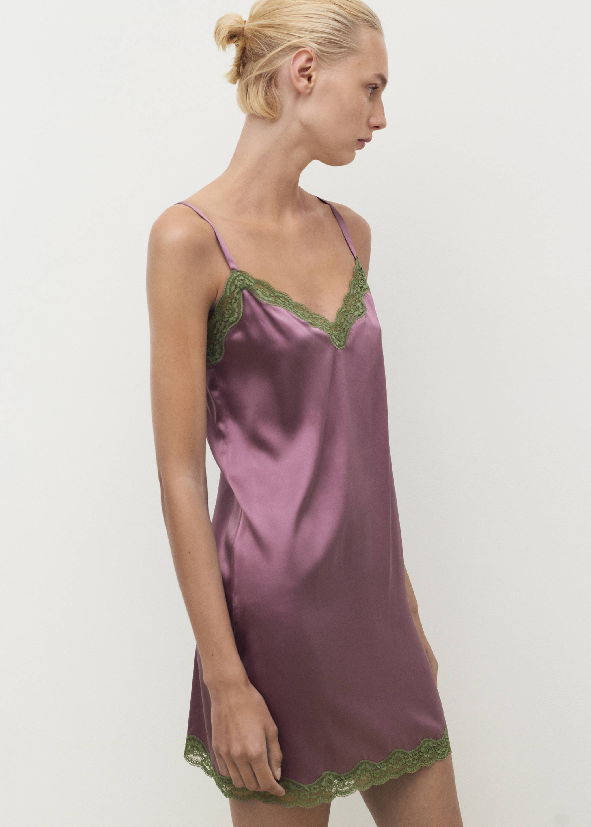 Chemise de nuit soie et dentelle contrastée - Plan moyen