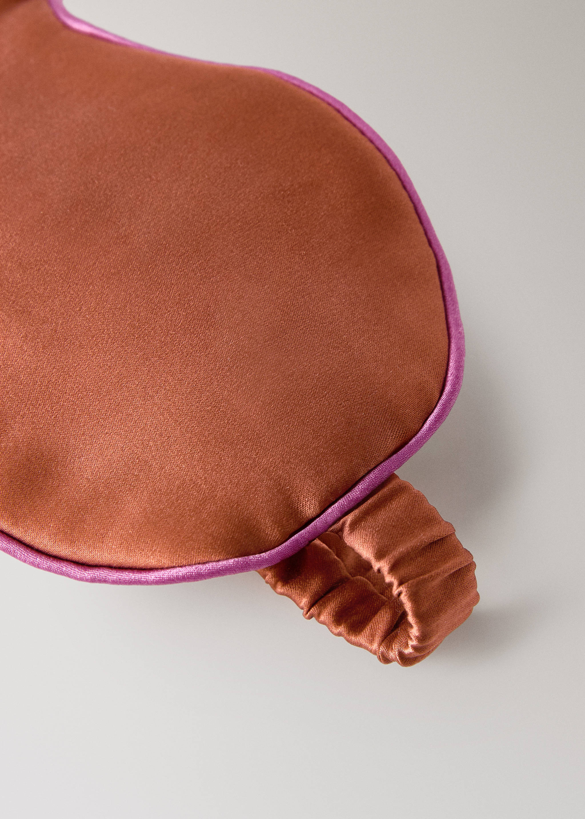 Sidenmask med kontrastbård - Bild av mittparti