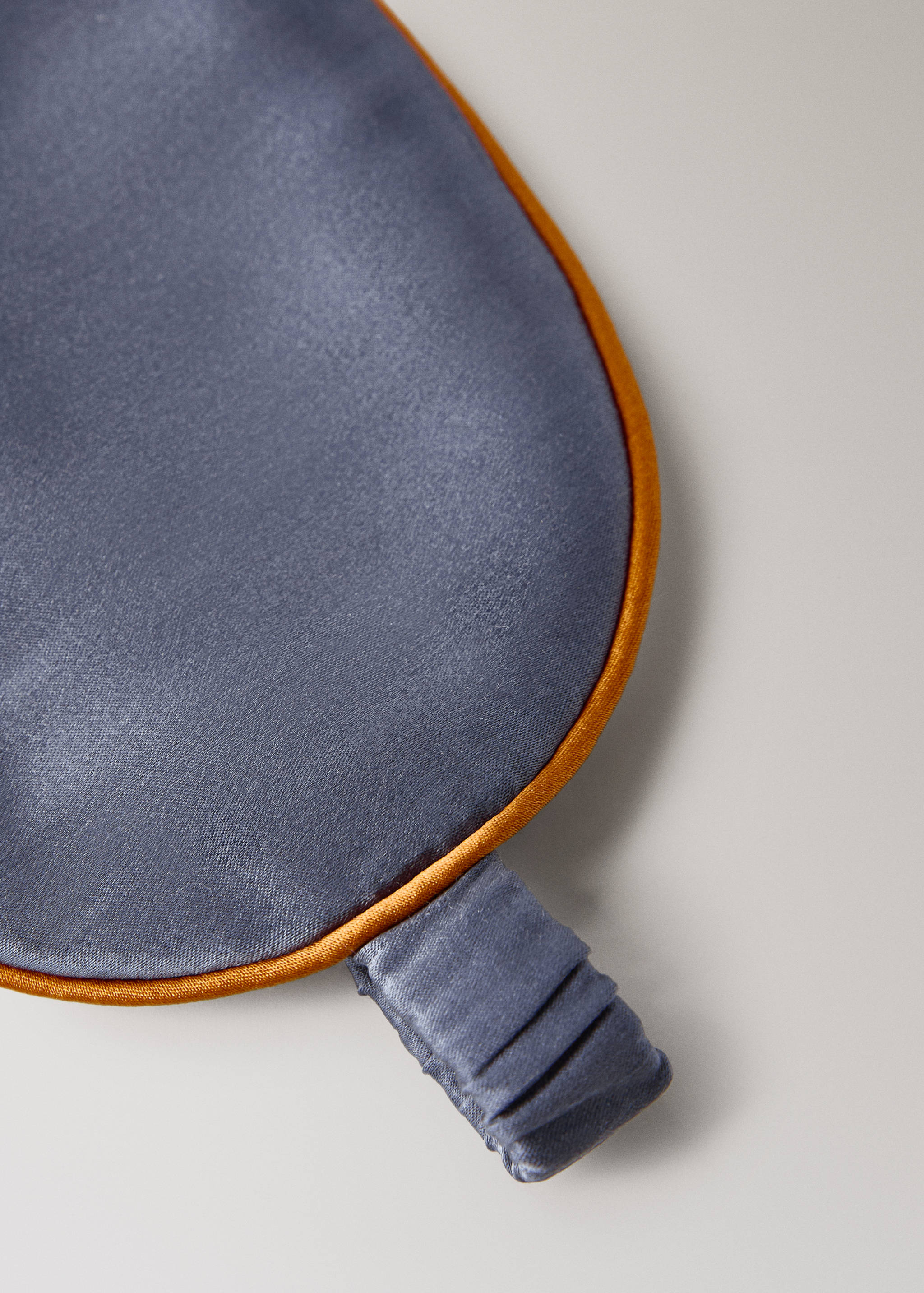 Sidenmask med kontrastbård - Bild av mittparti