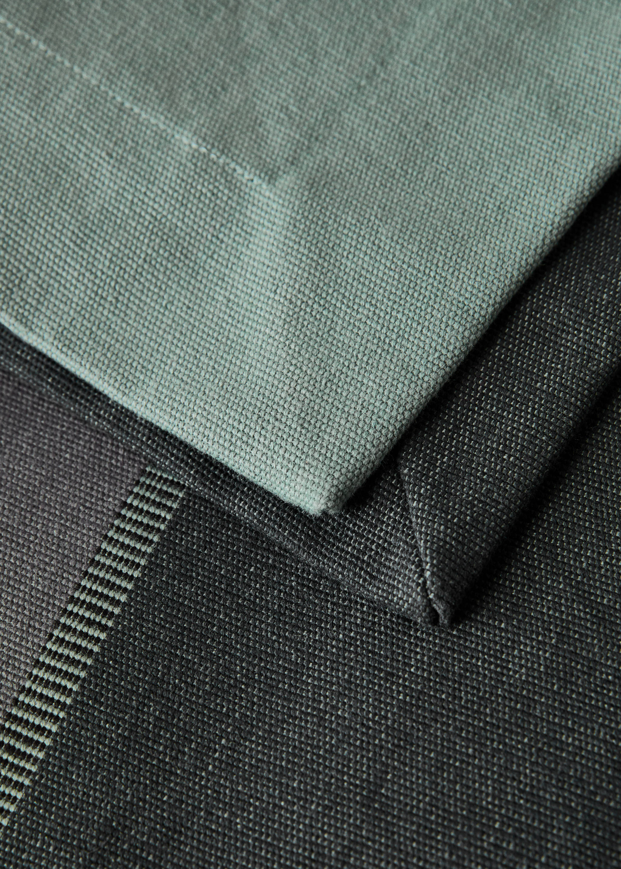 Cotton striped table runner in various colours - Details of the article 1