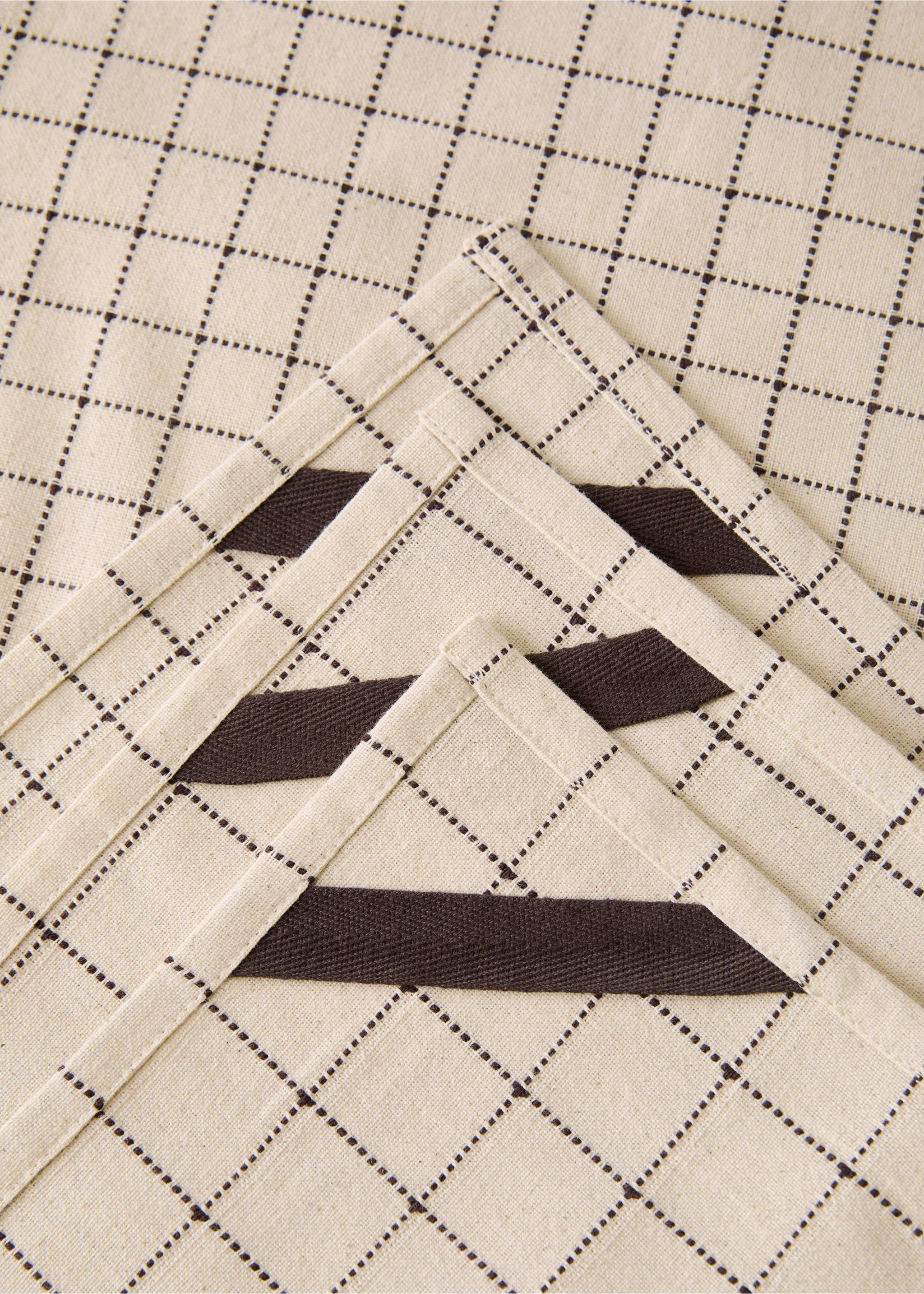 Baumwolltücher mit Karomuster - Detail des Artikels 2, Braun. Ref: 17044135-00.