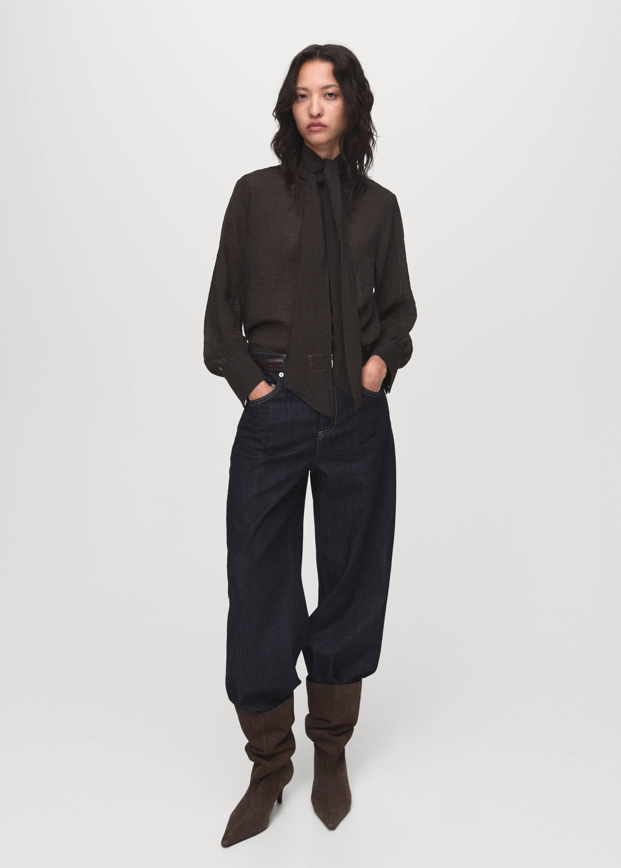 Bluzka z fakturą i szalem - Plan ogólny