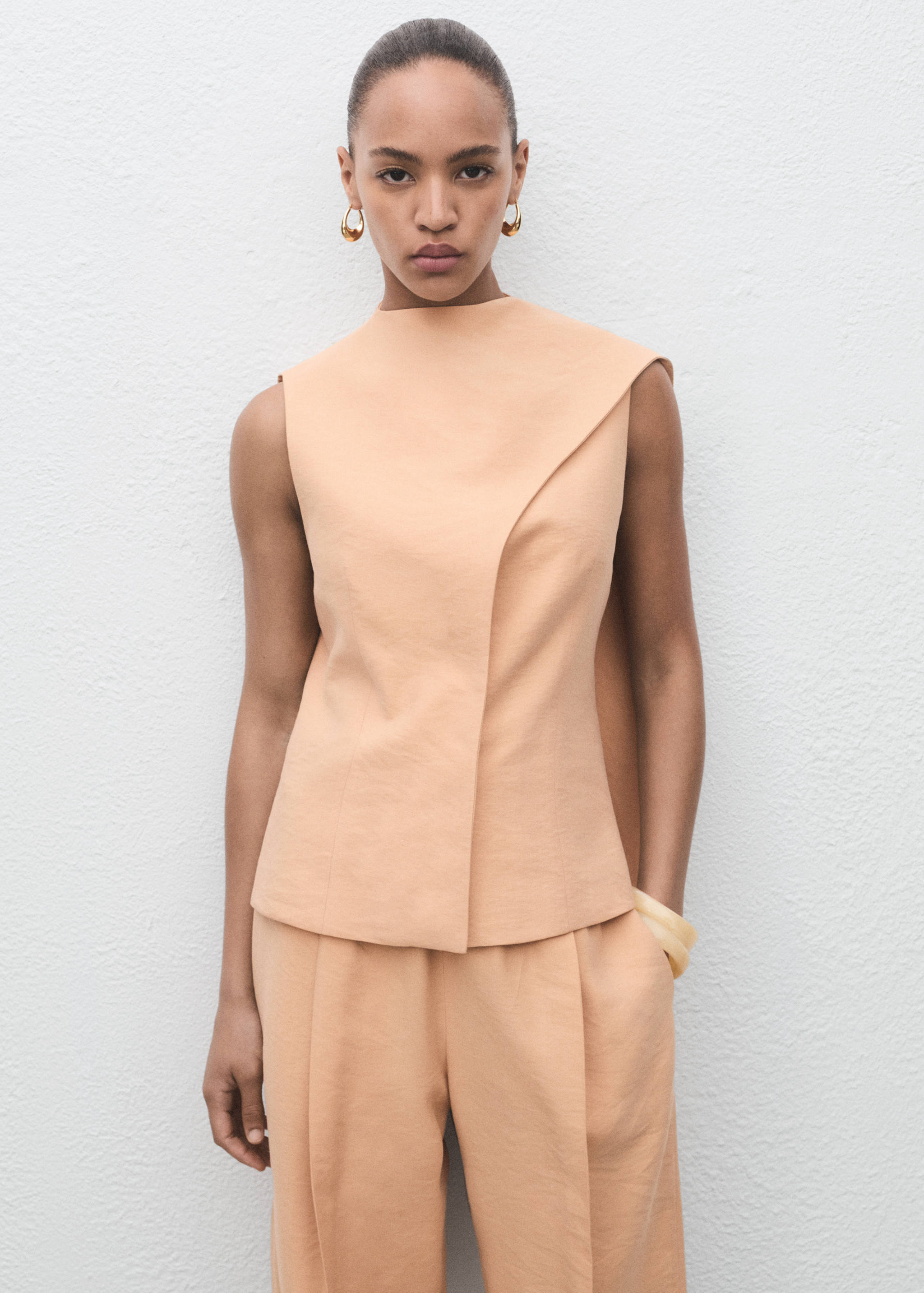 Асимметричный топ с платком - Средний план