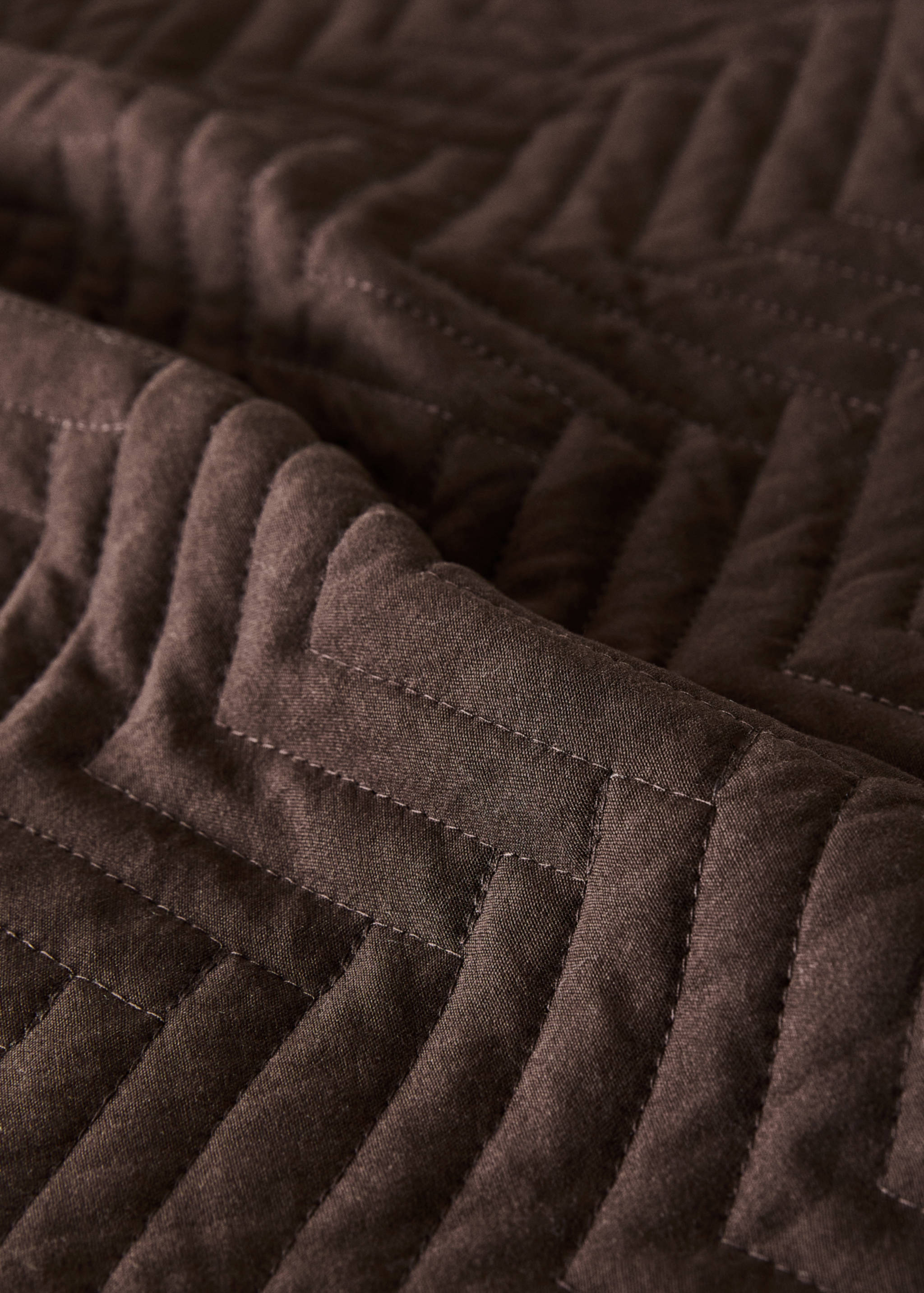 Soft-touch microfibre bedspread with herringbone print for 180/200 cm bed - Details of the article 2