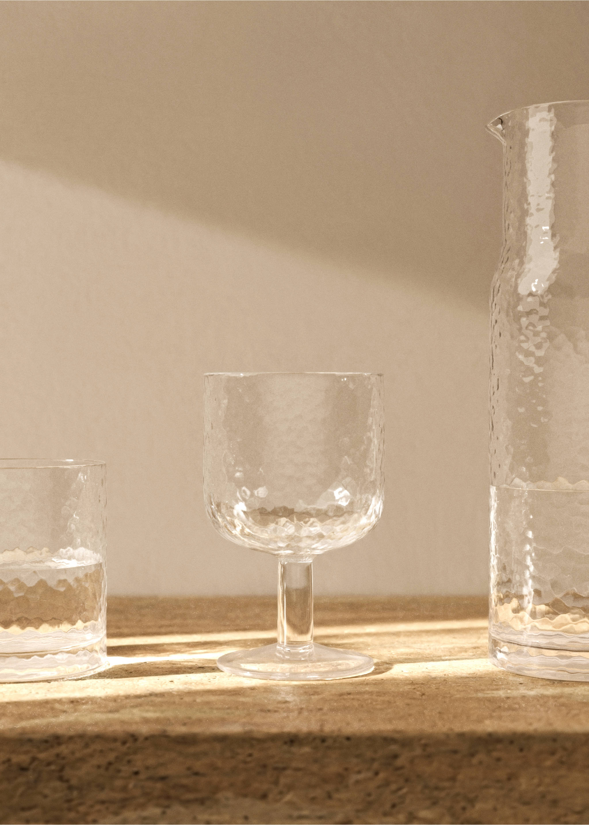 Čaša na stalku od čekićanog stakla - Opći prikaz, Bjeličasta. Ref: 17044440-00.