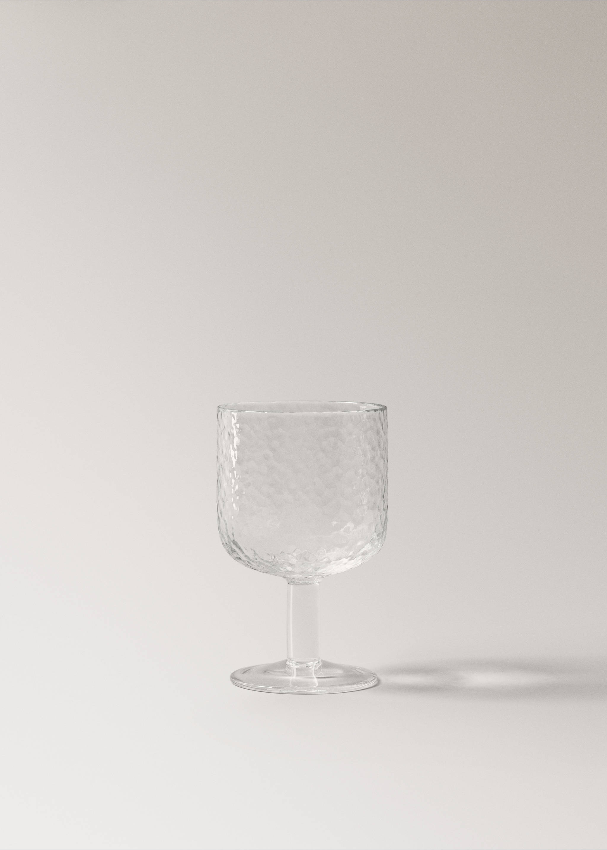 Čaša na stalku od čekićanog stakla - Artikl bez modela, Bjeličasta. Ref: 17044440-00.