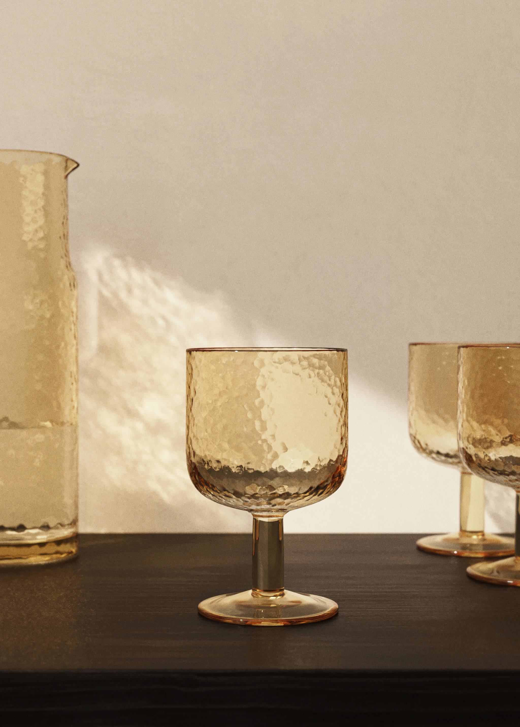 Hammered stem glass - General plane