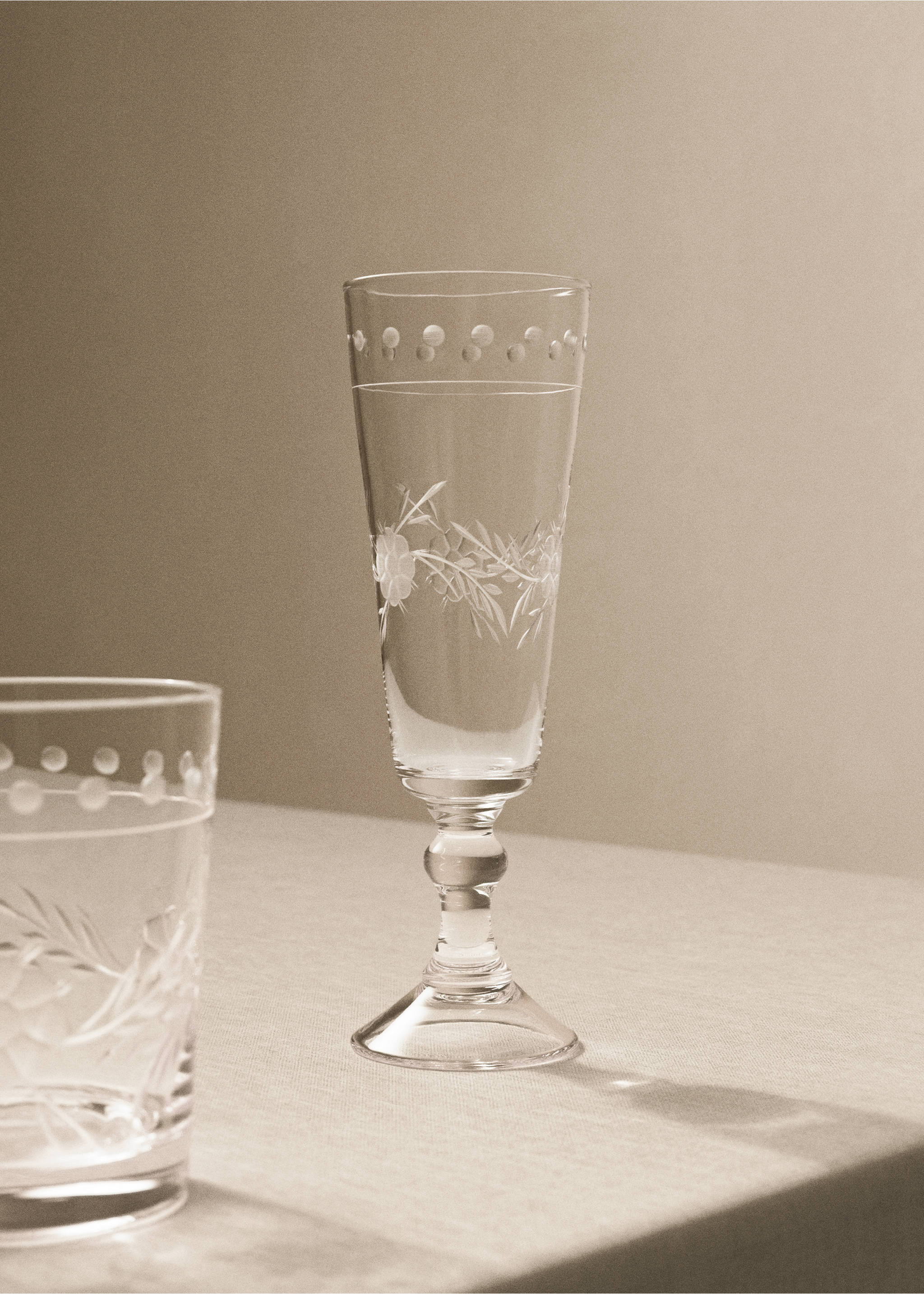 Cut glass flute with floral design - General plane, Off White. Ref: 17044442-00.