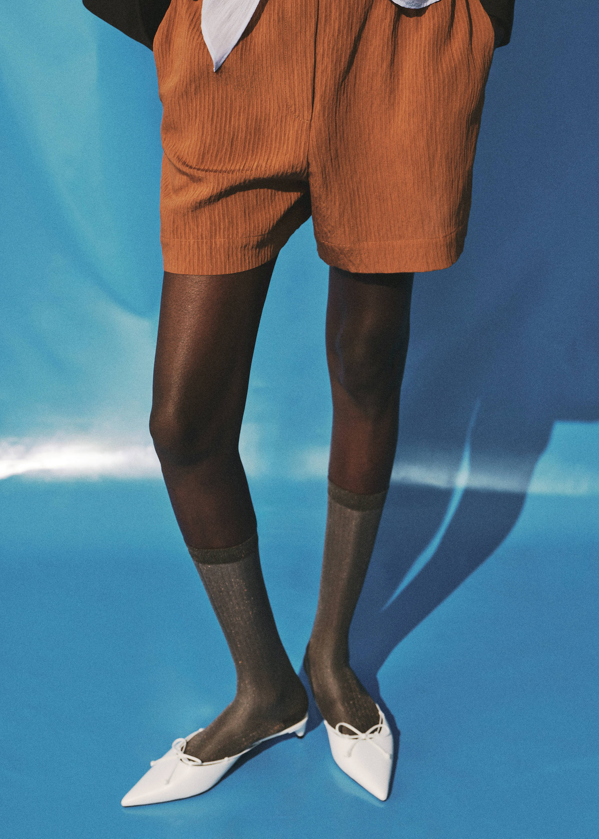 Shorts textura vivos contraste - Plano medio