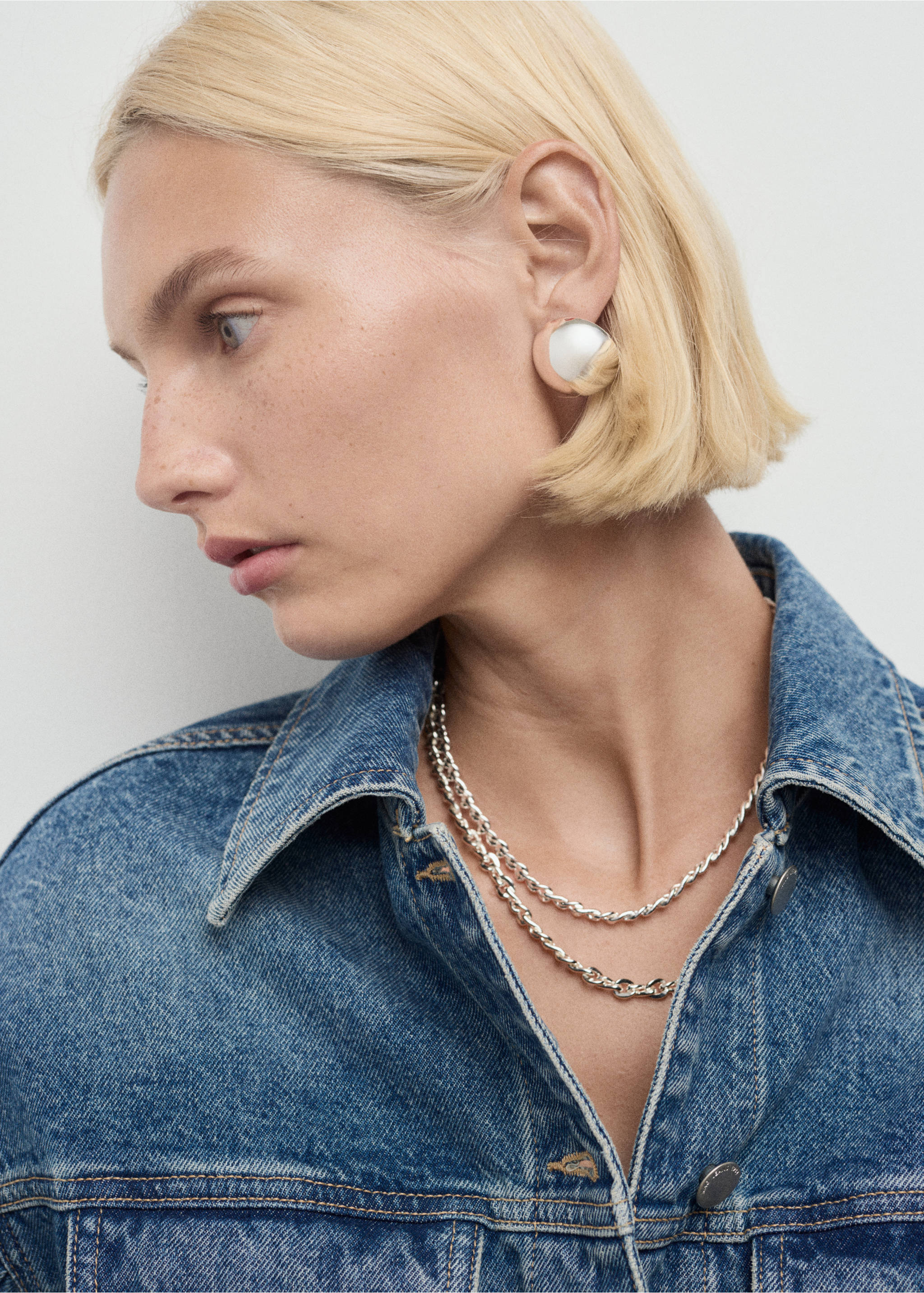 Fitted denim jacket with pockets - Details of the article 1, Medium Blue. Ref: 17044788-00.