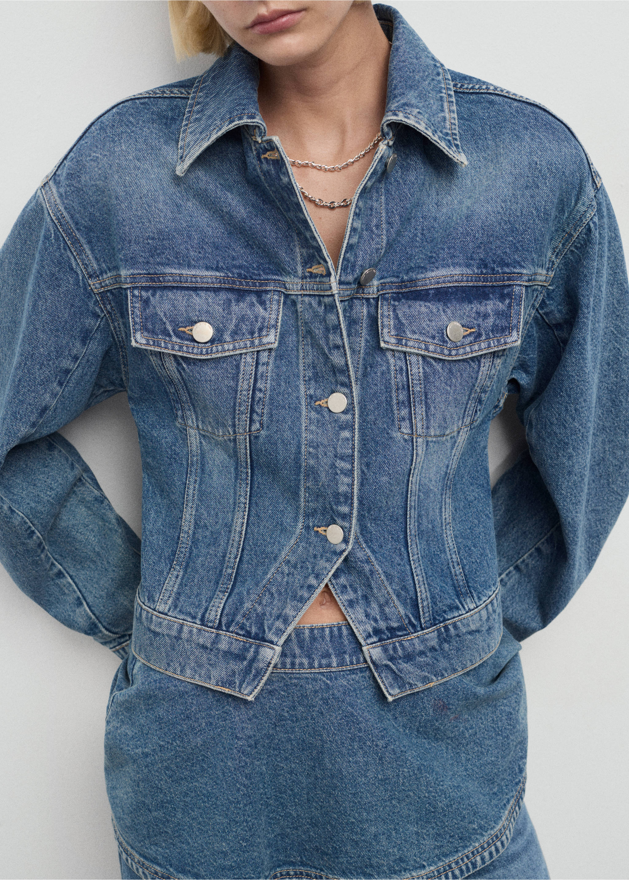 Fitted denim jacket with pockets - Details of the article 6, Medium Blue. Ref: 17044788-00.