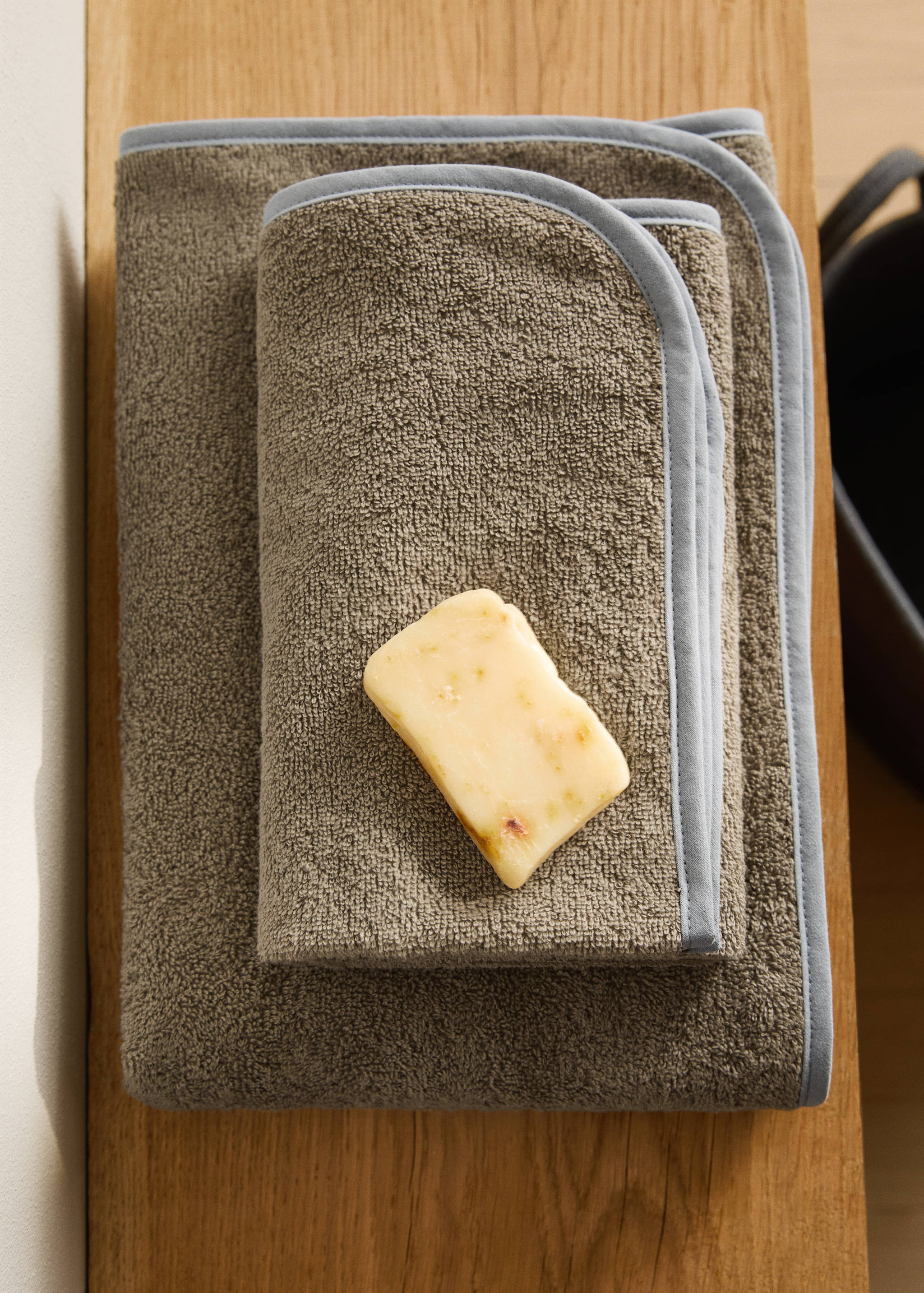 Toalha de mão de algodão com debrum em contraste - Plano geral