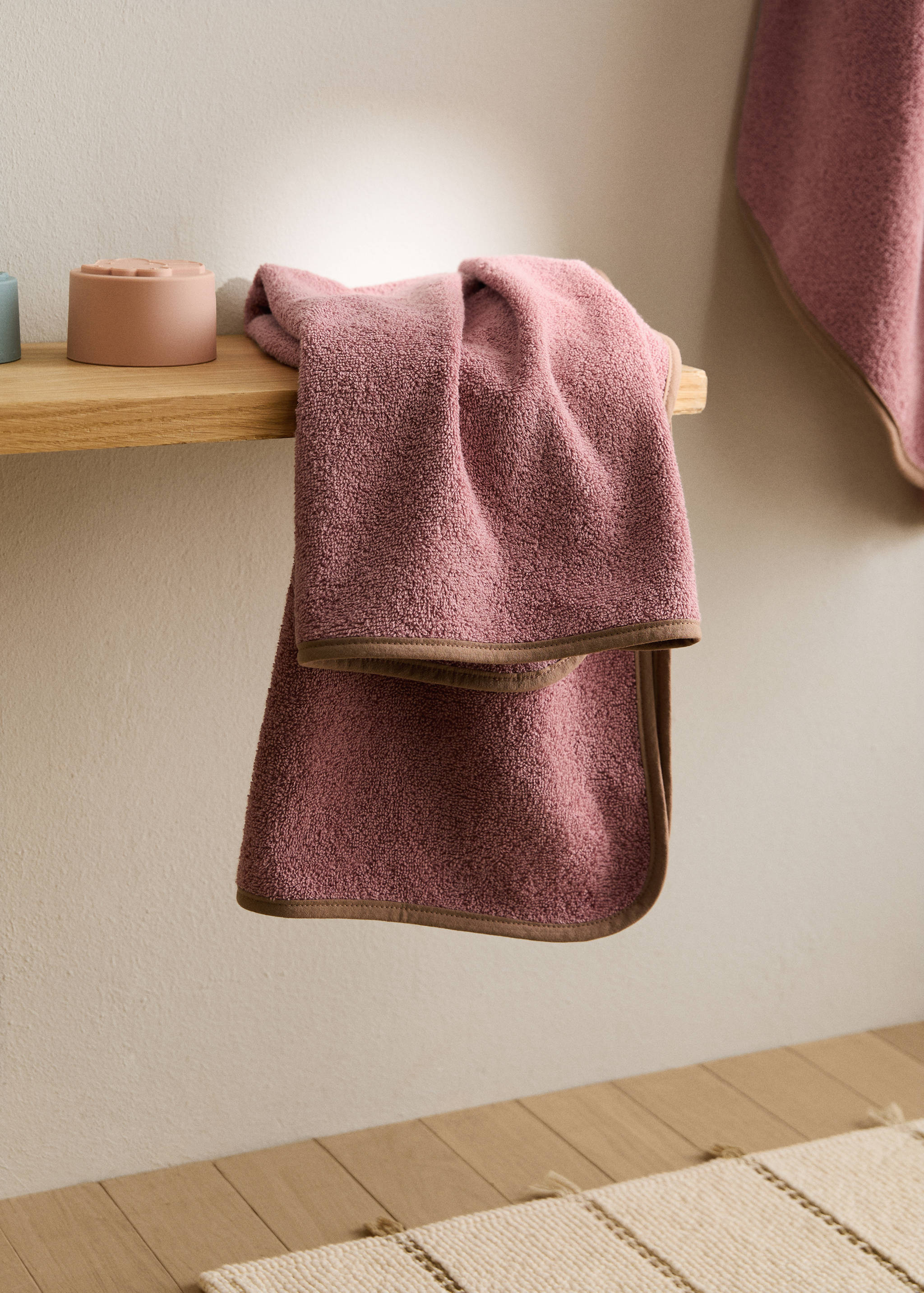 Cotton washbasin towel with contrasting trim - General plane