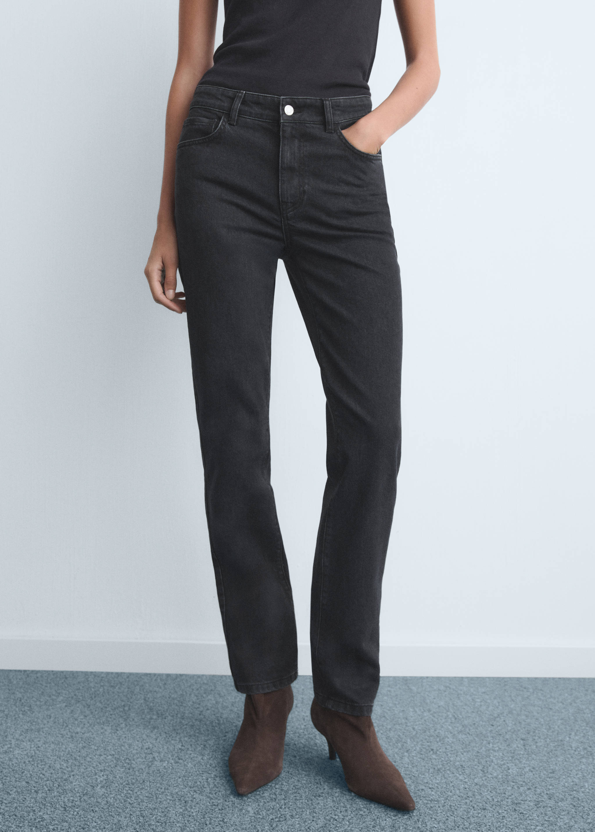 Jean slim taille haute - Plan moyen