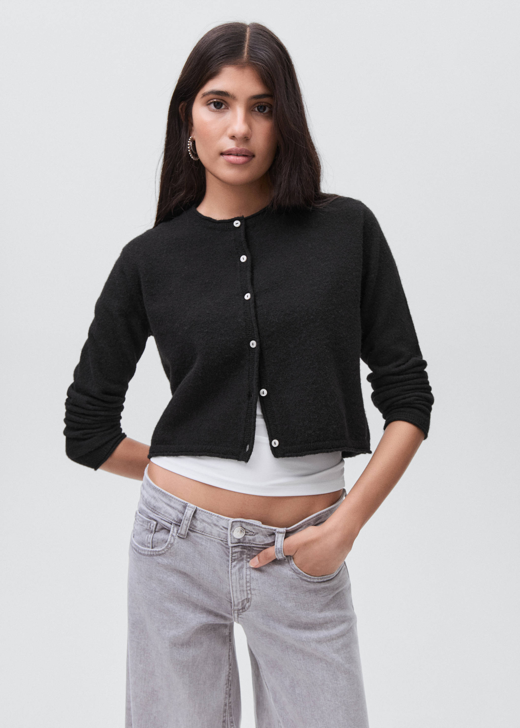 Вязаный кардиган с пуговицами - Средний план