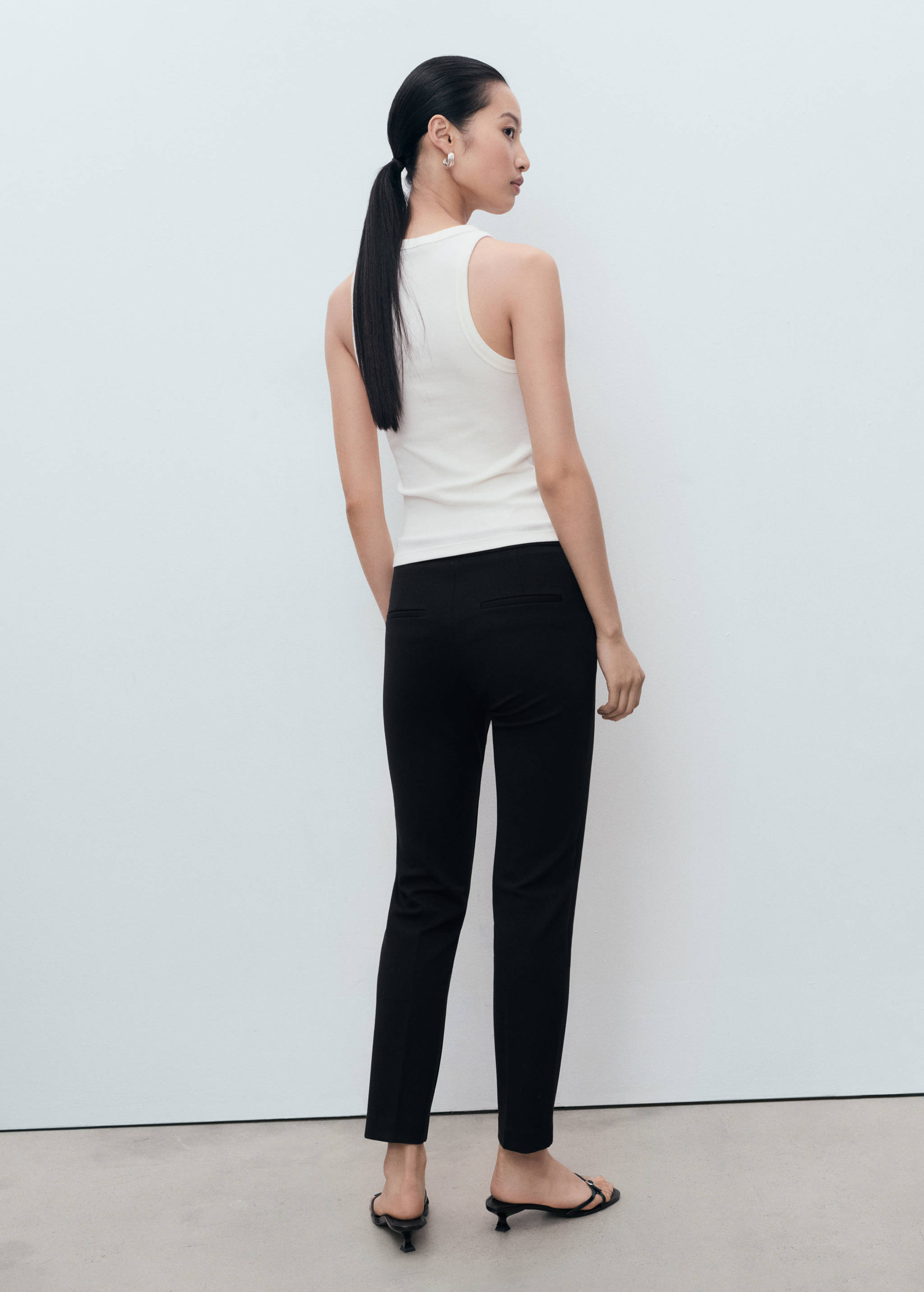 Straight mid-rise trousers - Reverse of the article