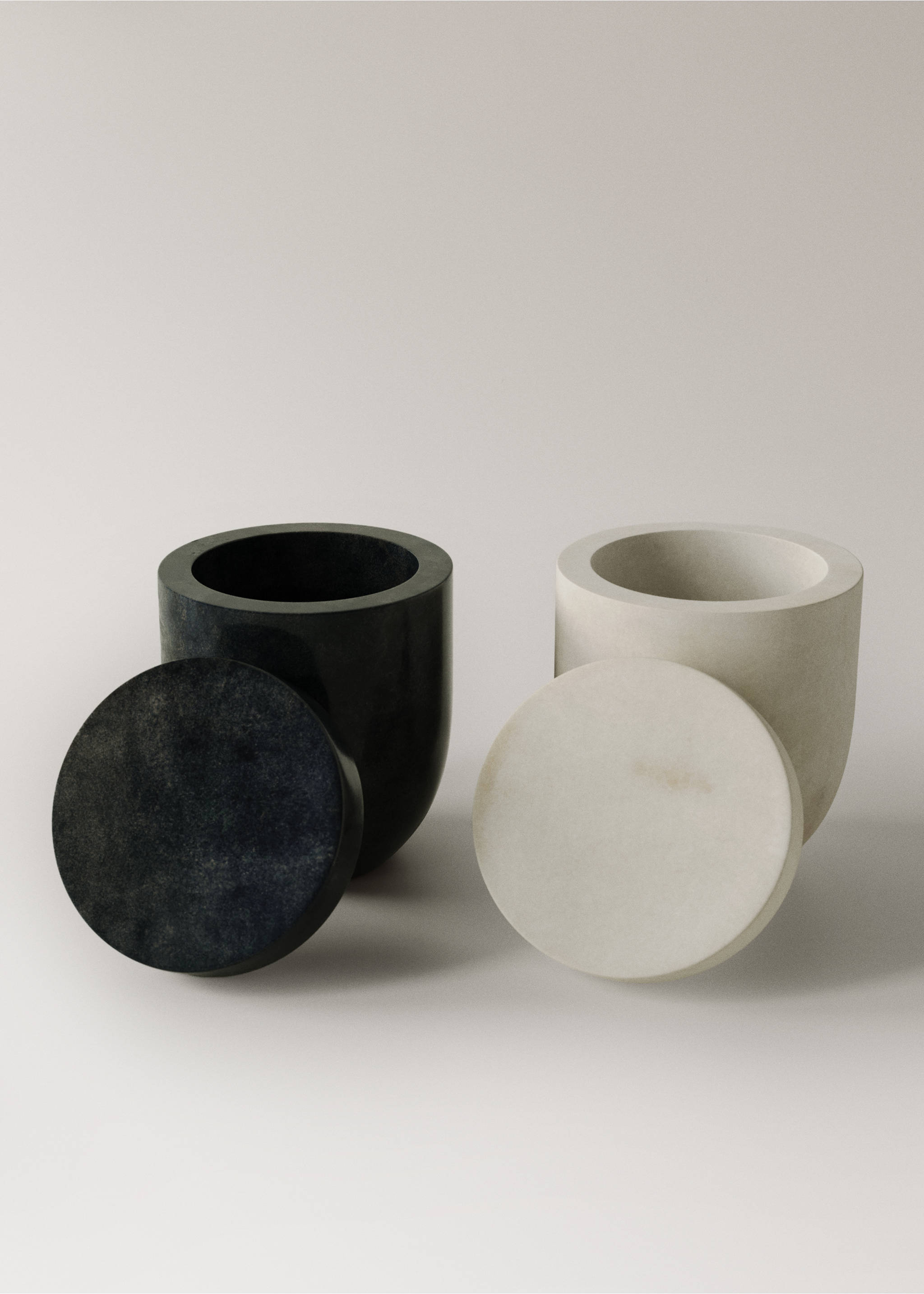 Saleiro e pimenteiro de mármore - Pormenor do artigo 1, Cinzento-claro. Ref: 17045808-00.