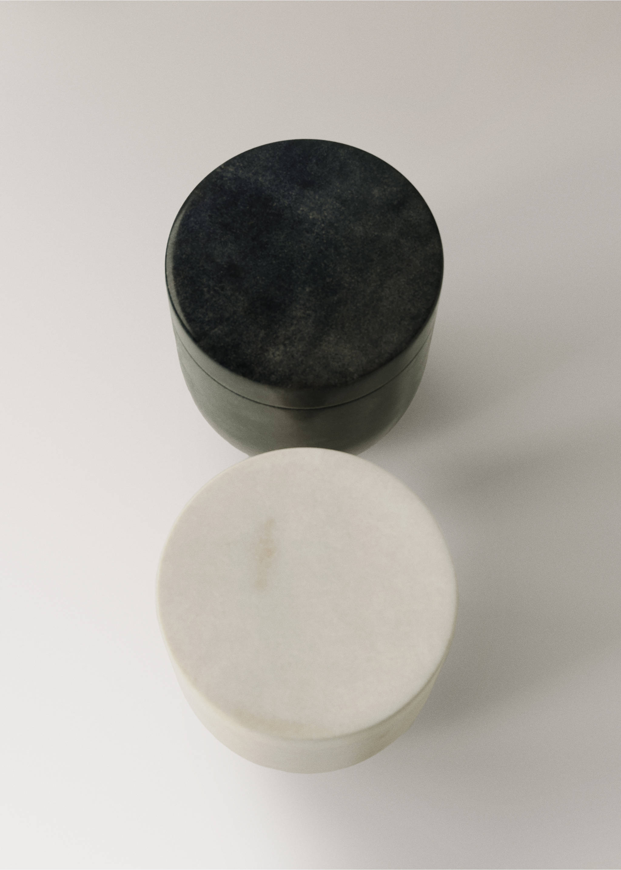 Saleiro e pimenteiro de mármore - Pormenor do artigo 2, Cinzento-claro. Ref: 17045808-00.