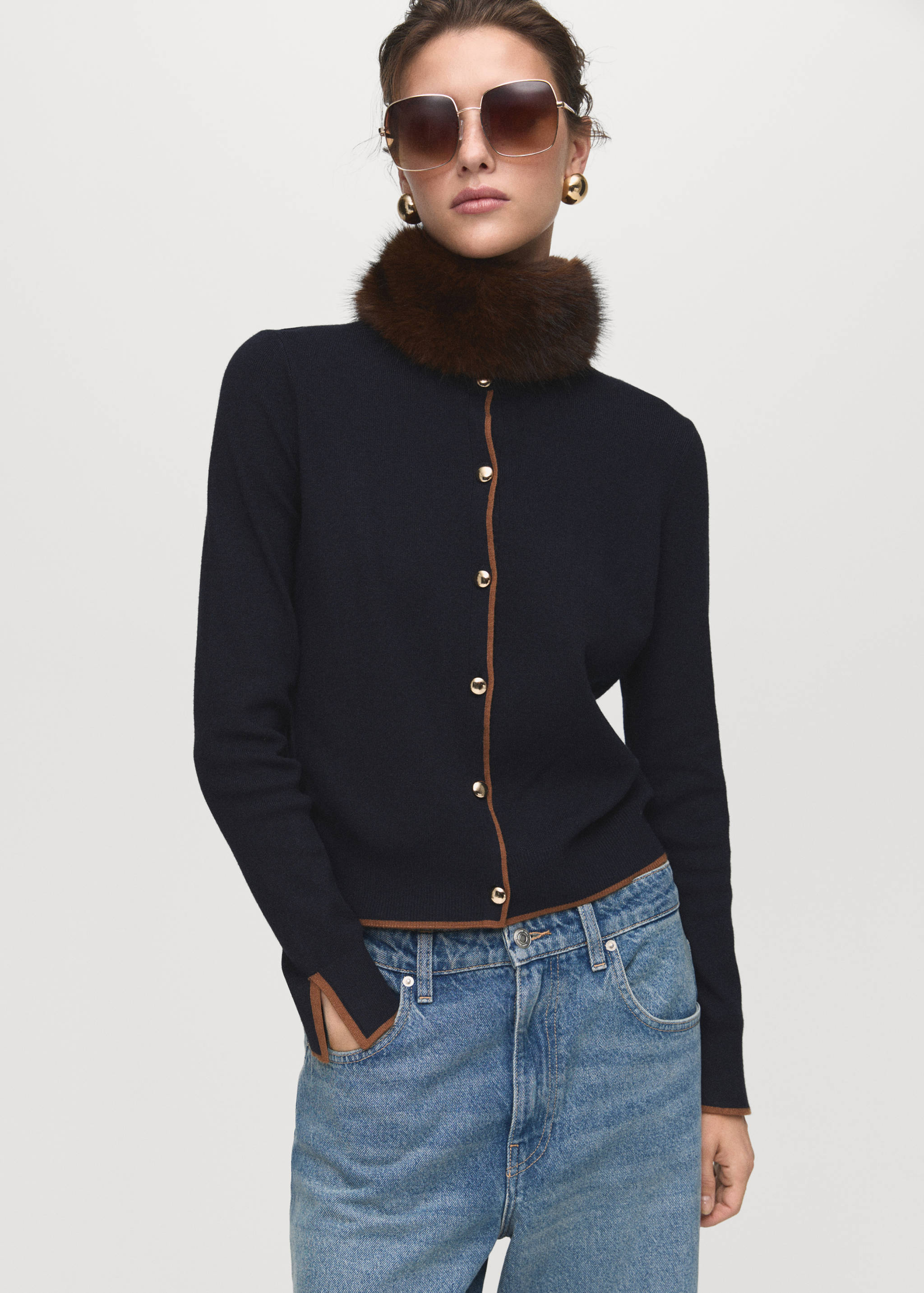 Kardigan z rozcięciem przy mankiecie - Plan średni