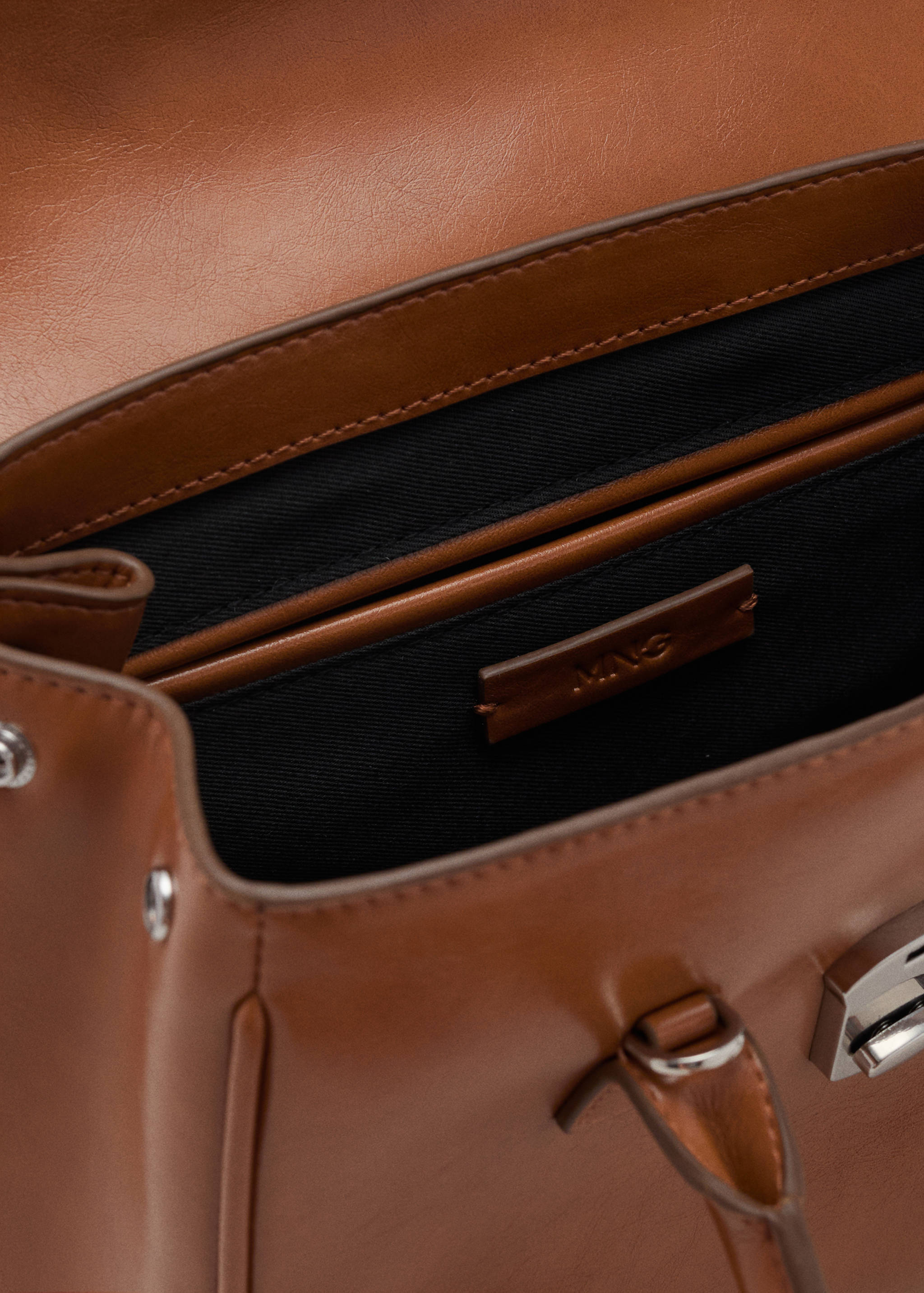 Small city handbag with flap - Details of the article 2