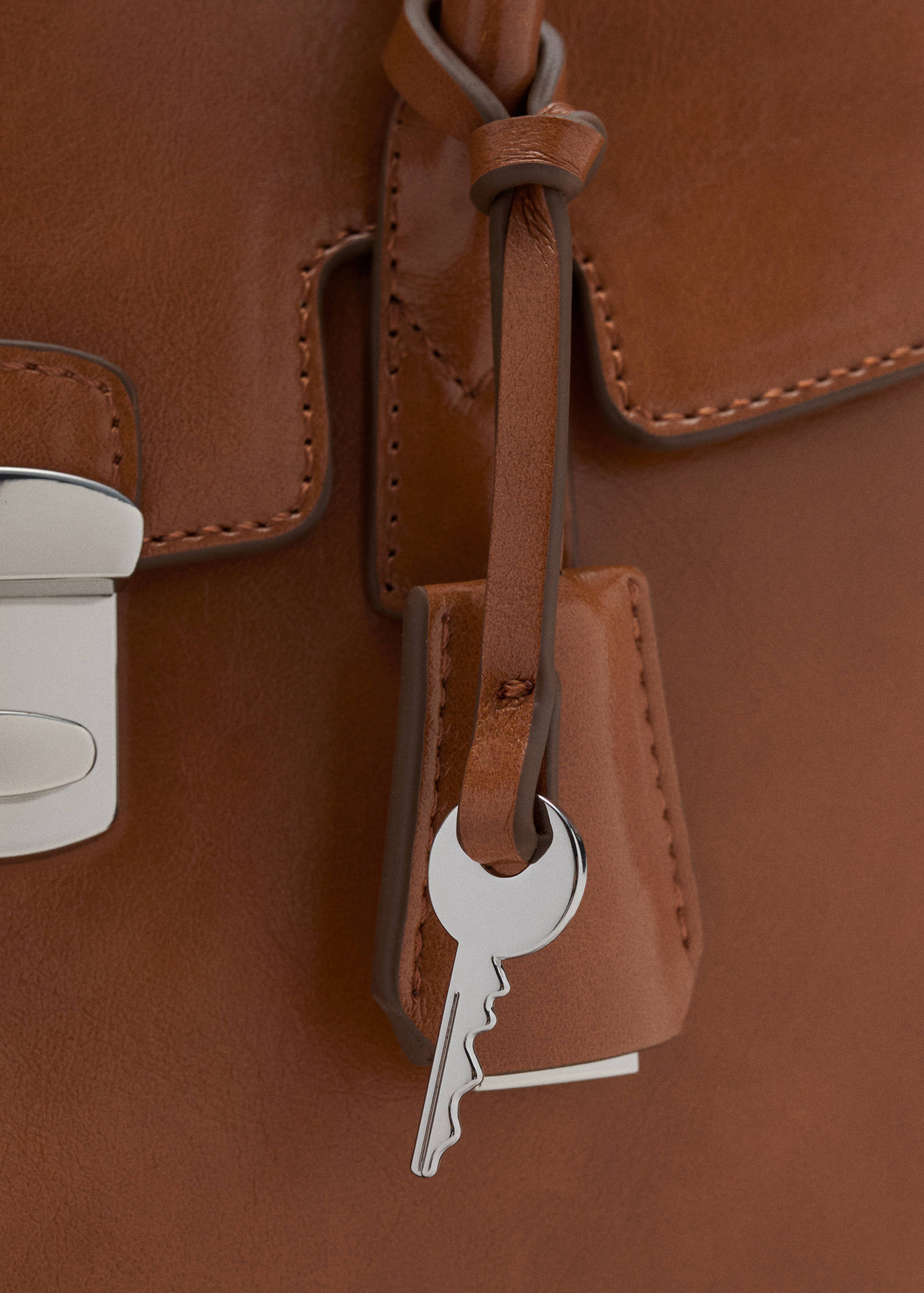 Small city handbag with flap - Details of the article 3