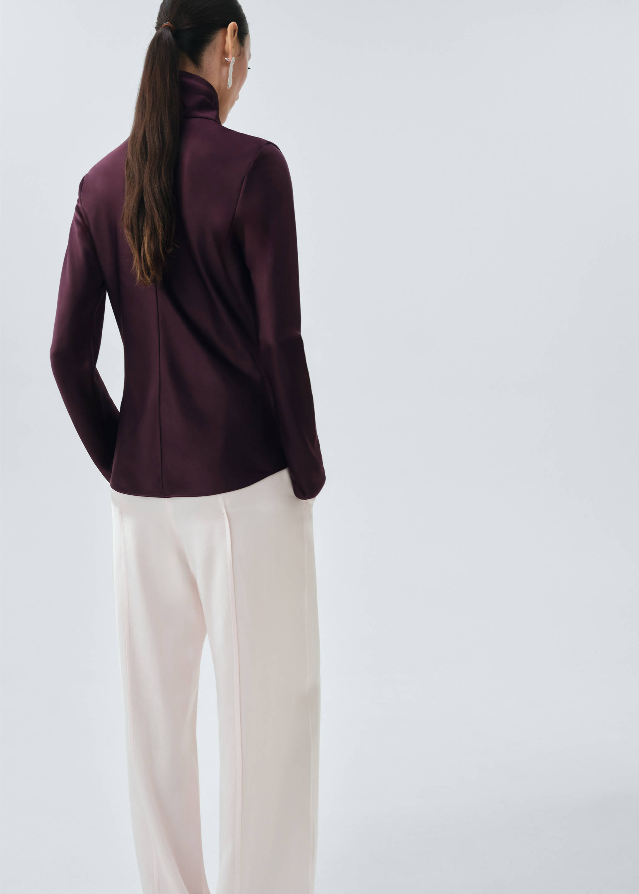 High collar satin blouse - Reverse of the article