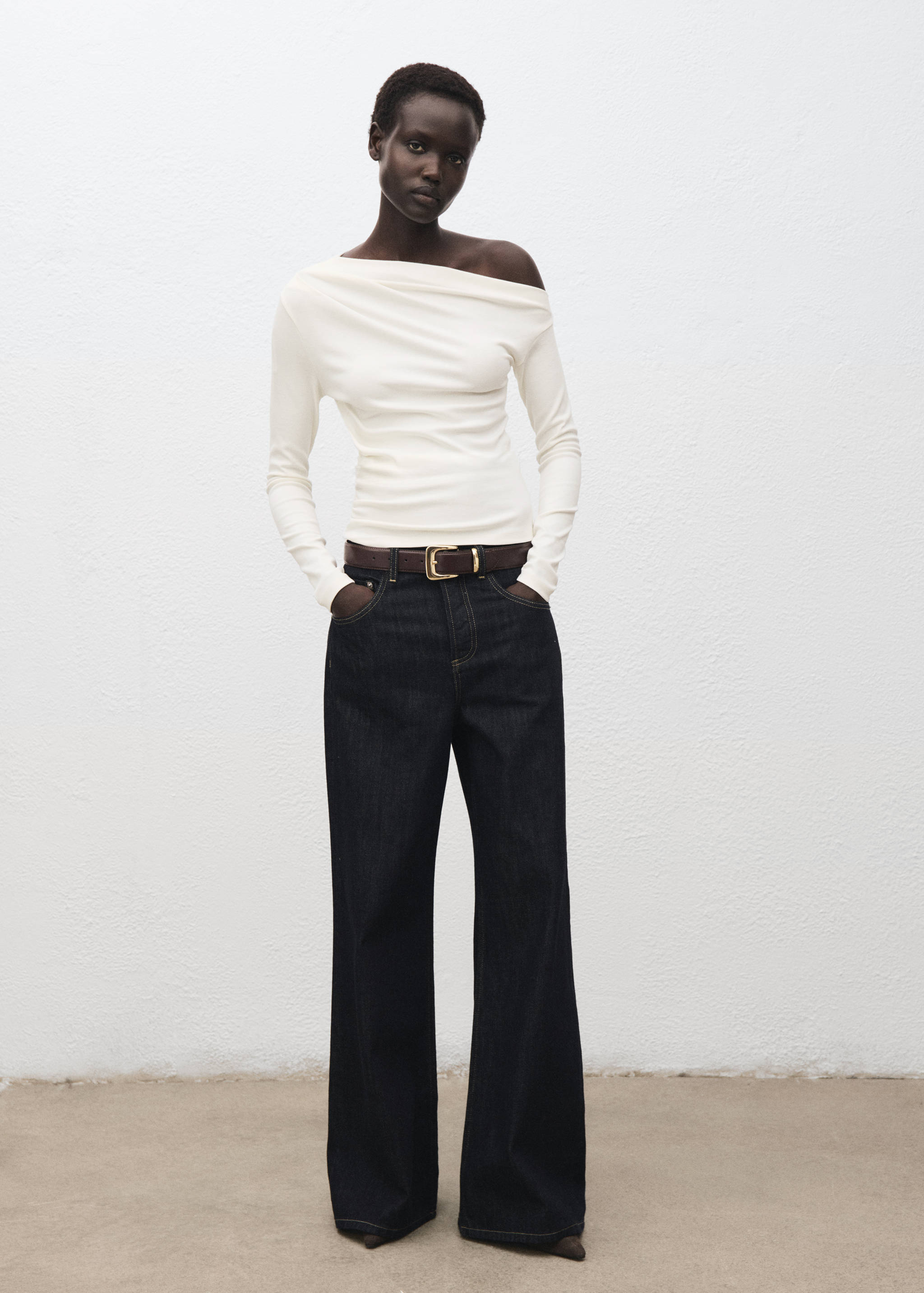 Long-sleeved t-shirt with asymmetrical neckline - General plane