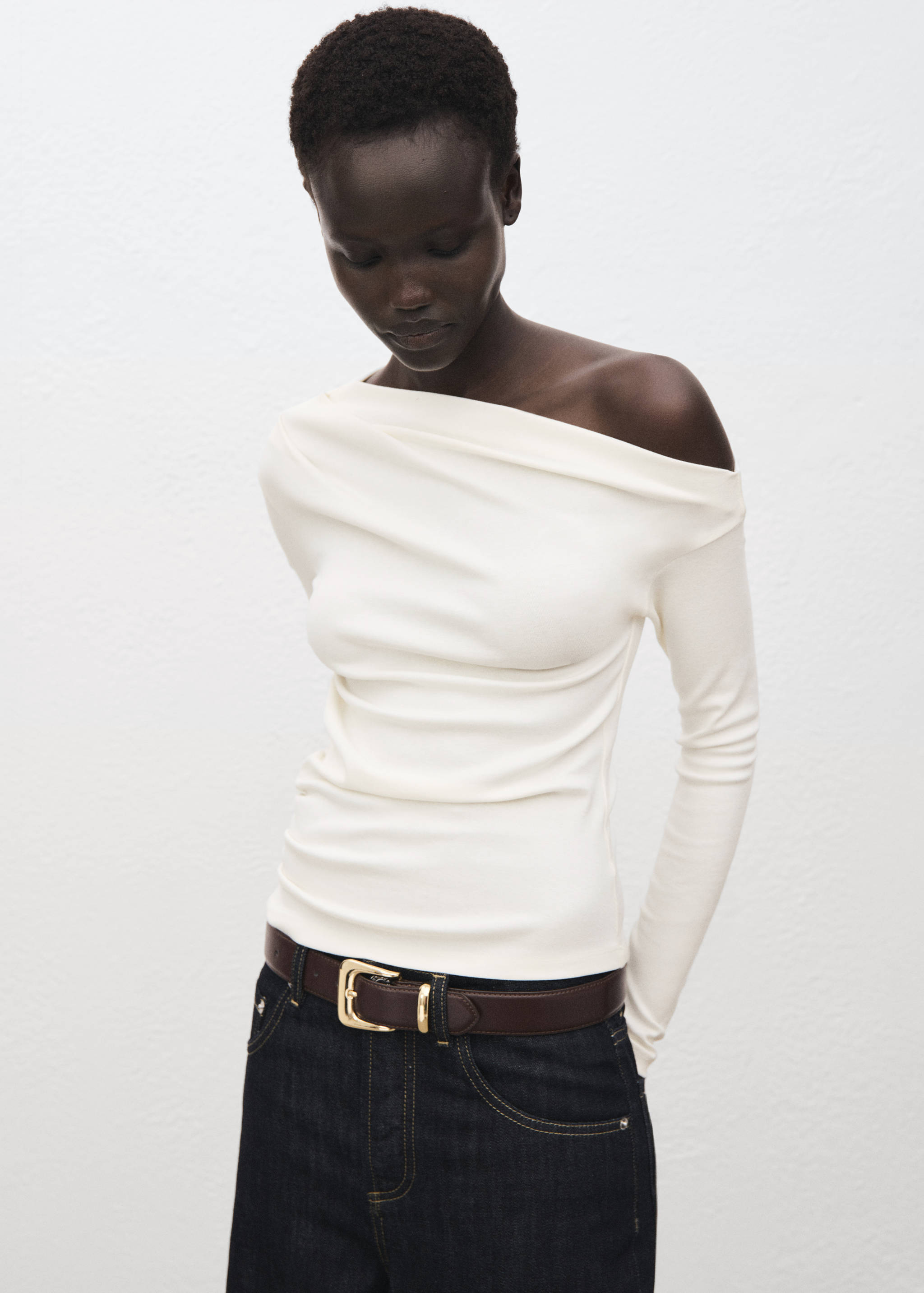 Long-sleeved t-shirt with asymmetrical neckline - Medium plane