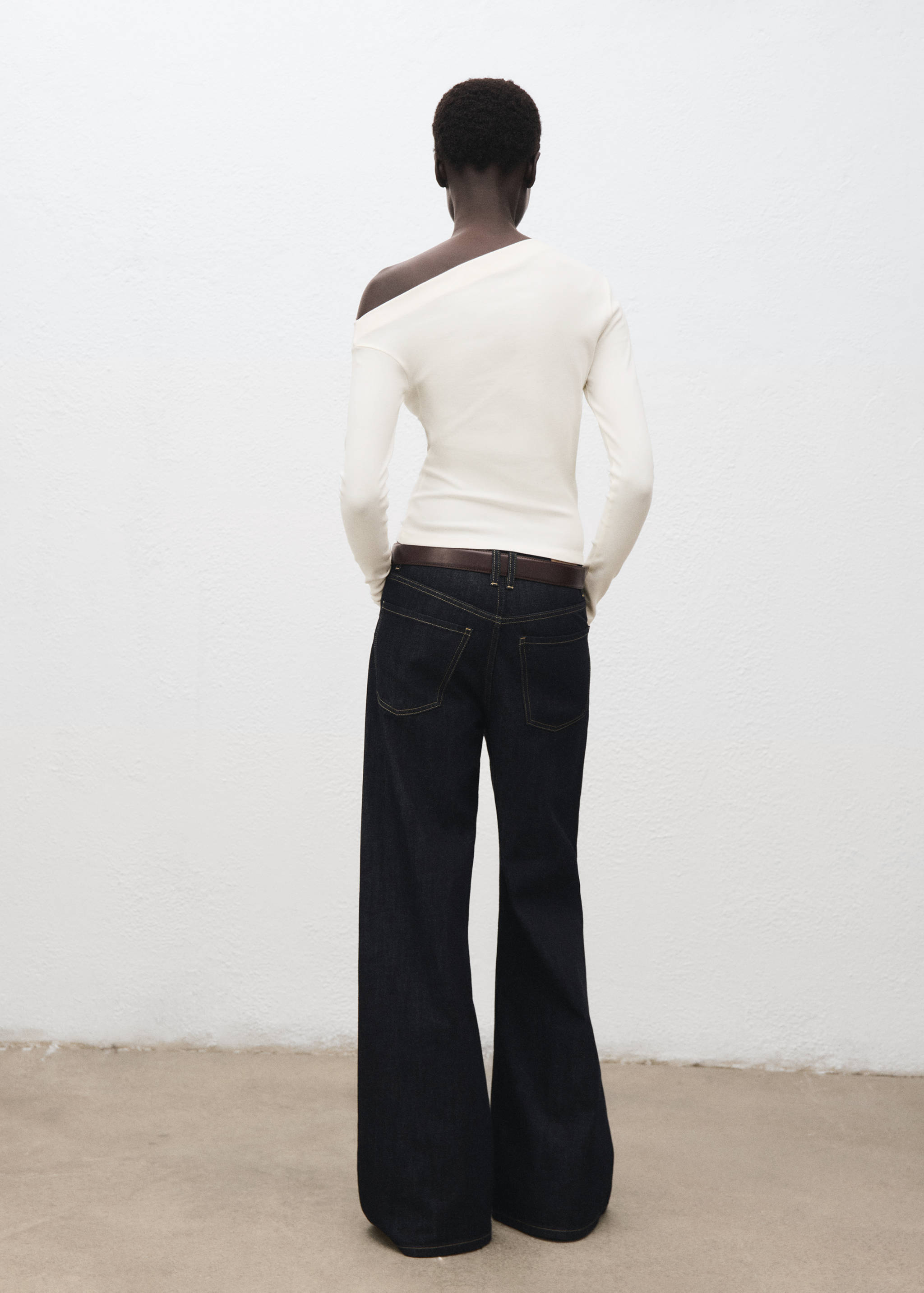 Long-sleeved t-shirt with asymmetrical neckline - Reverse of the article