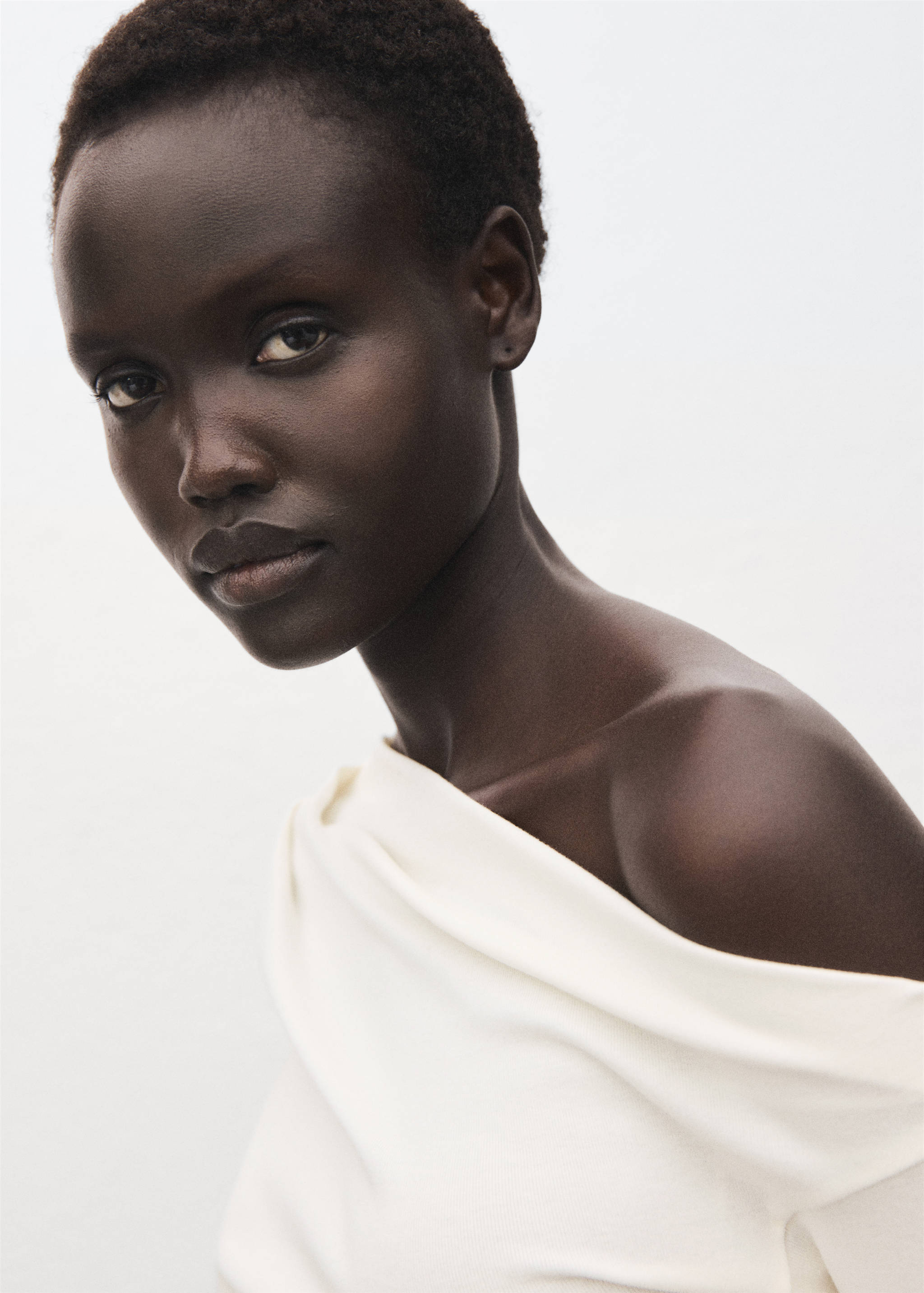 Long-sleeved t-shirt with asymmetrical neckline - Details of the article 1