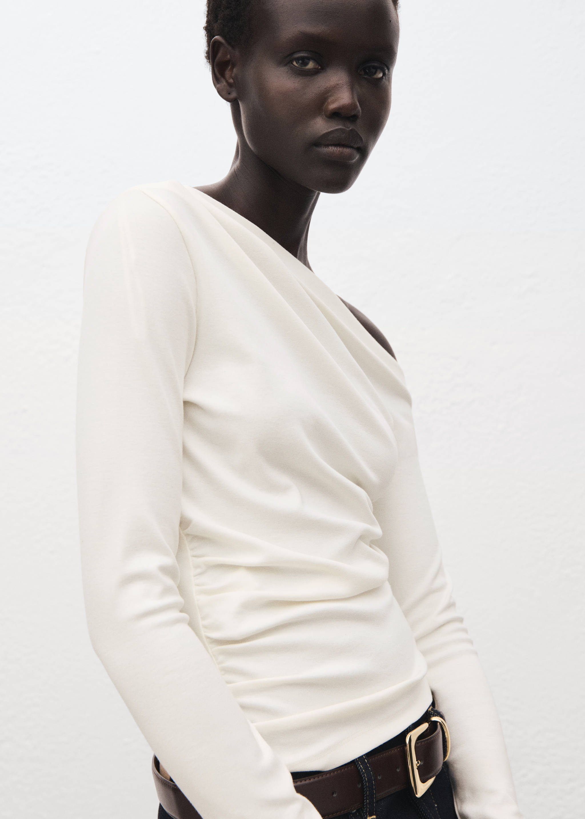 Long-sleeved t-shirt with asymmetrical neckline - Details of the article 6