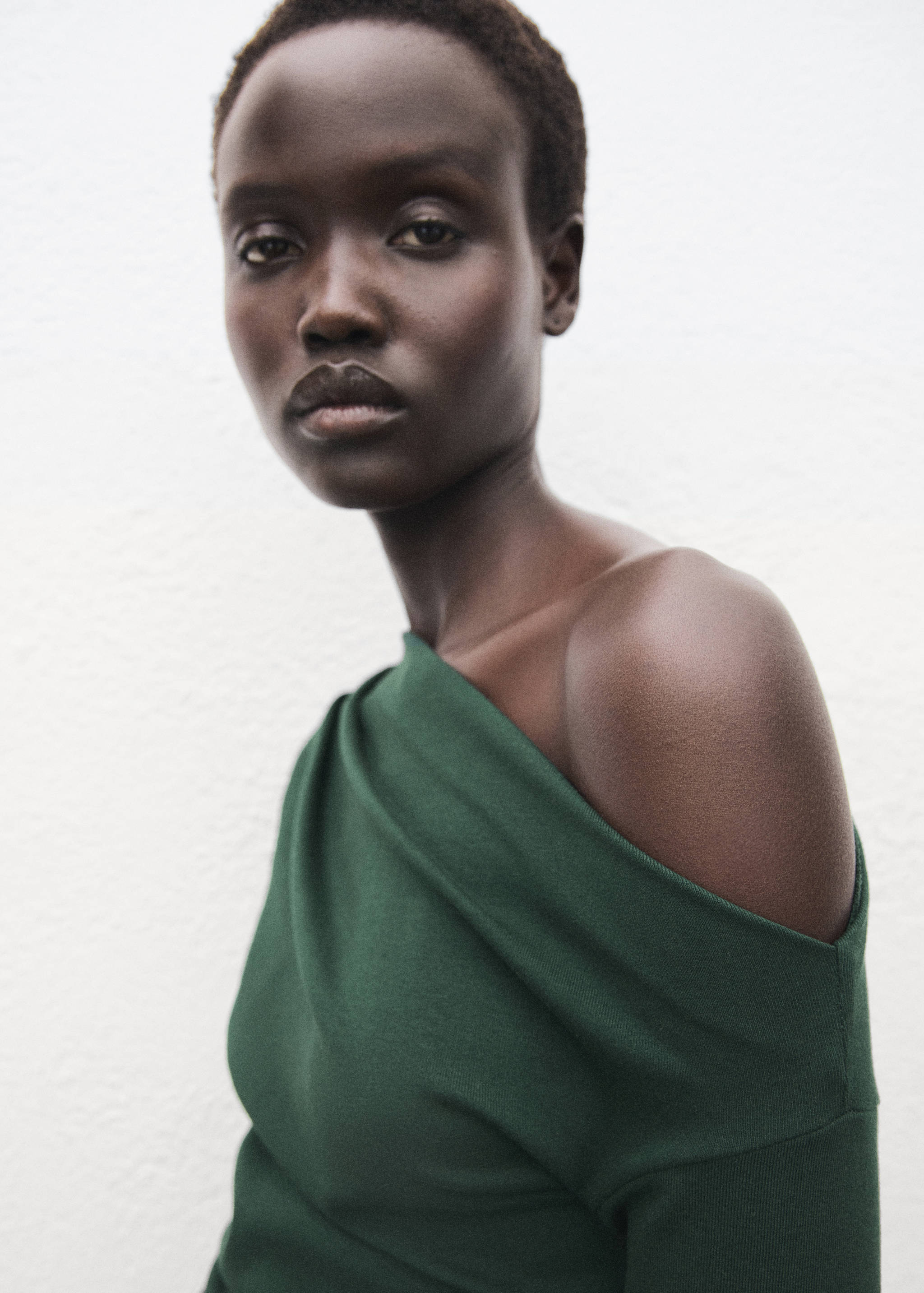 T-shirt de manga comprida com gola assimétrica - Pormenor do artigo 1