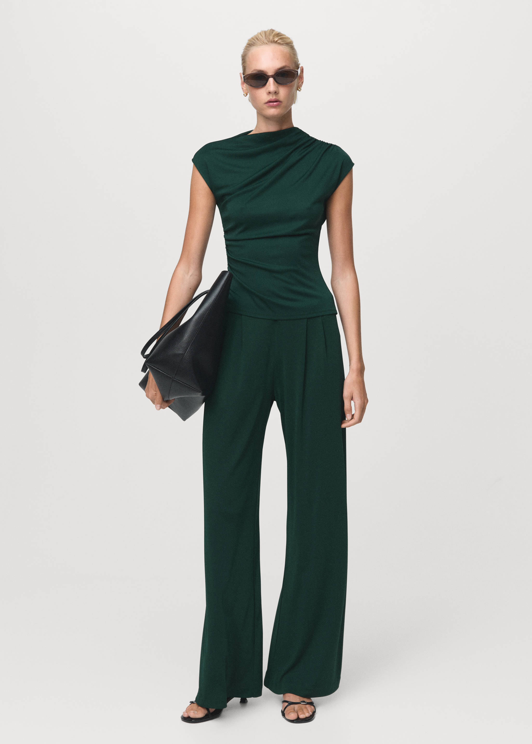 T-shirt com gola assimétrica e rufados - Plano geral