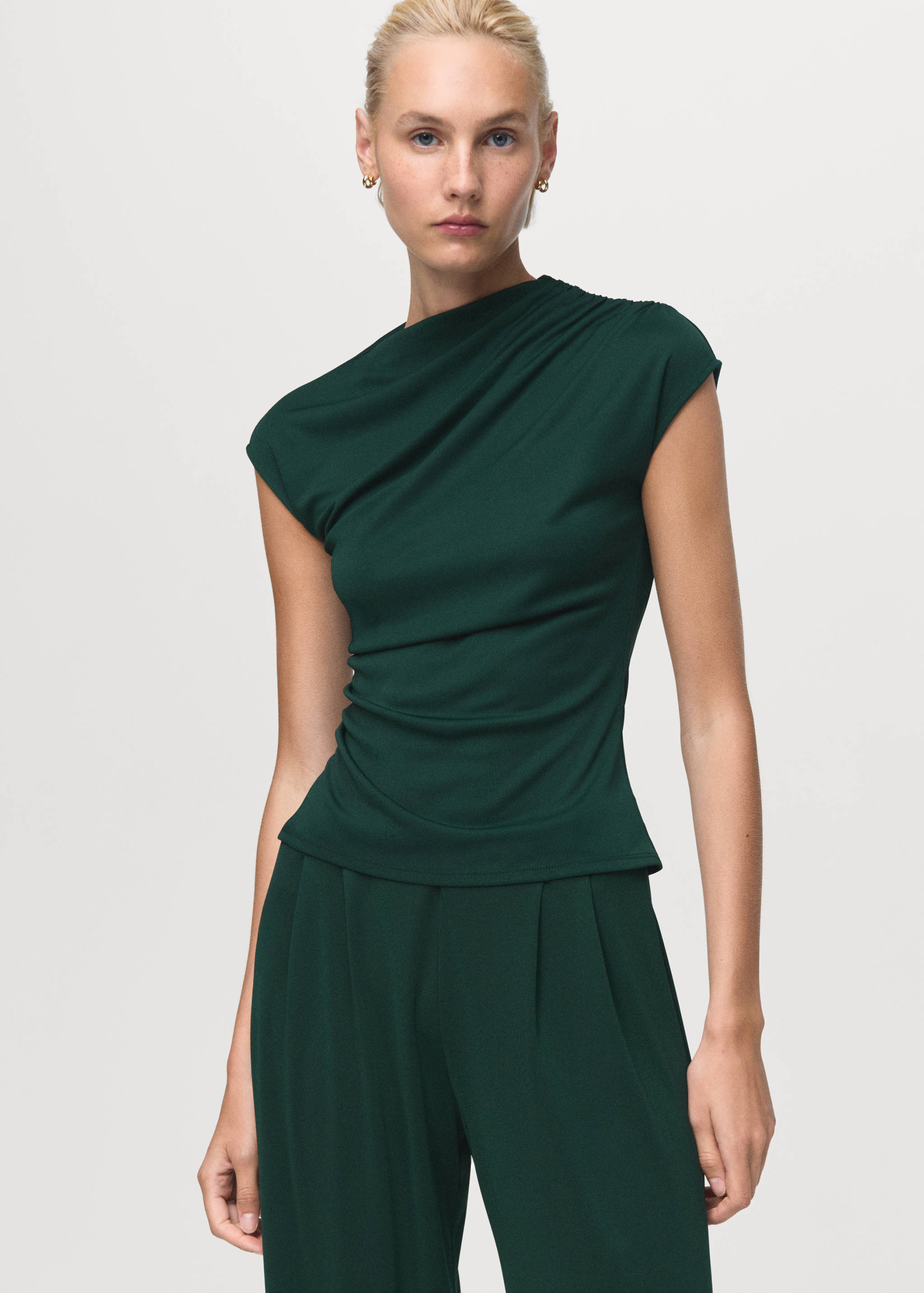 T-shirt com gola assimétrica e rufados - Plano médio