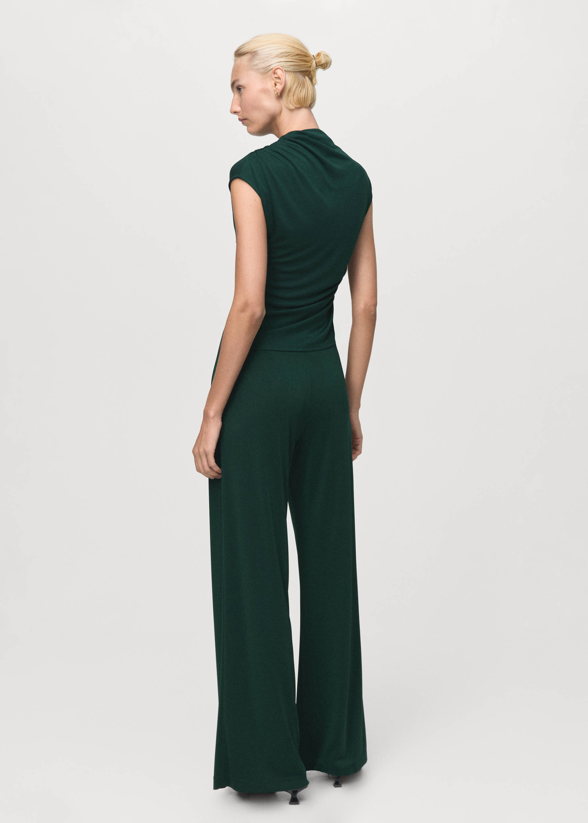 T-shirt com gola assimétrica e rufados - Verso do artigo