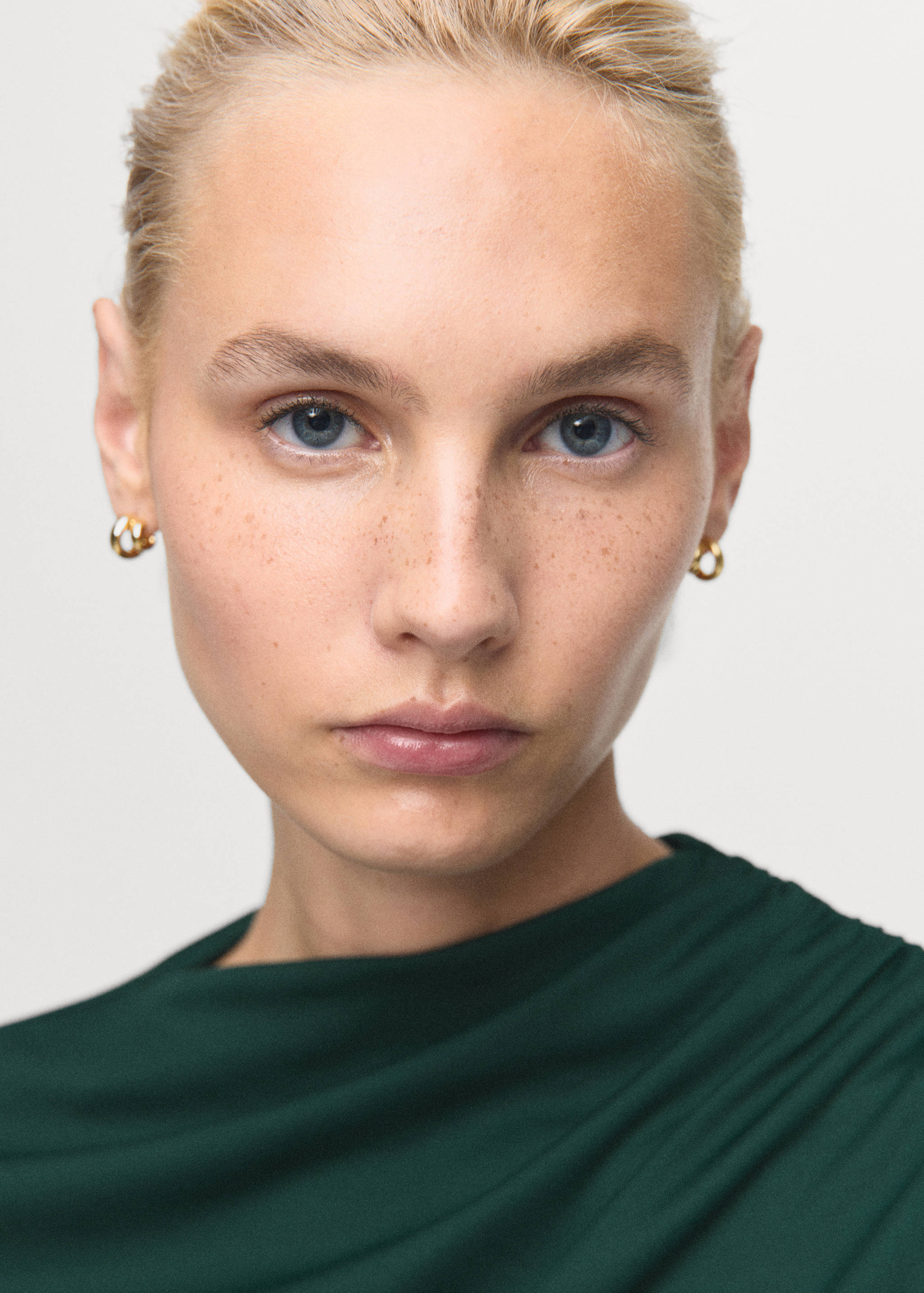 T-shirt com gola assimétrica e rufados - Pormenor do artigo 1