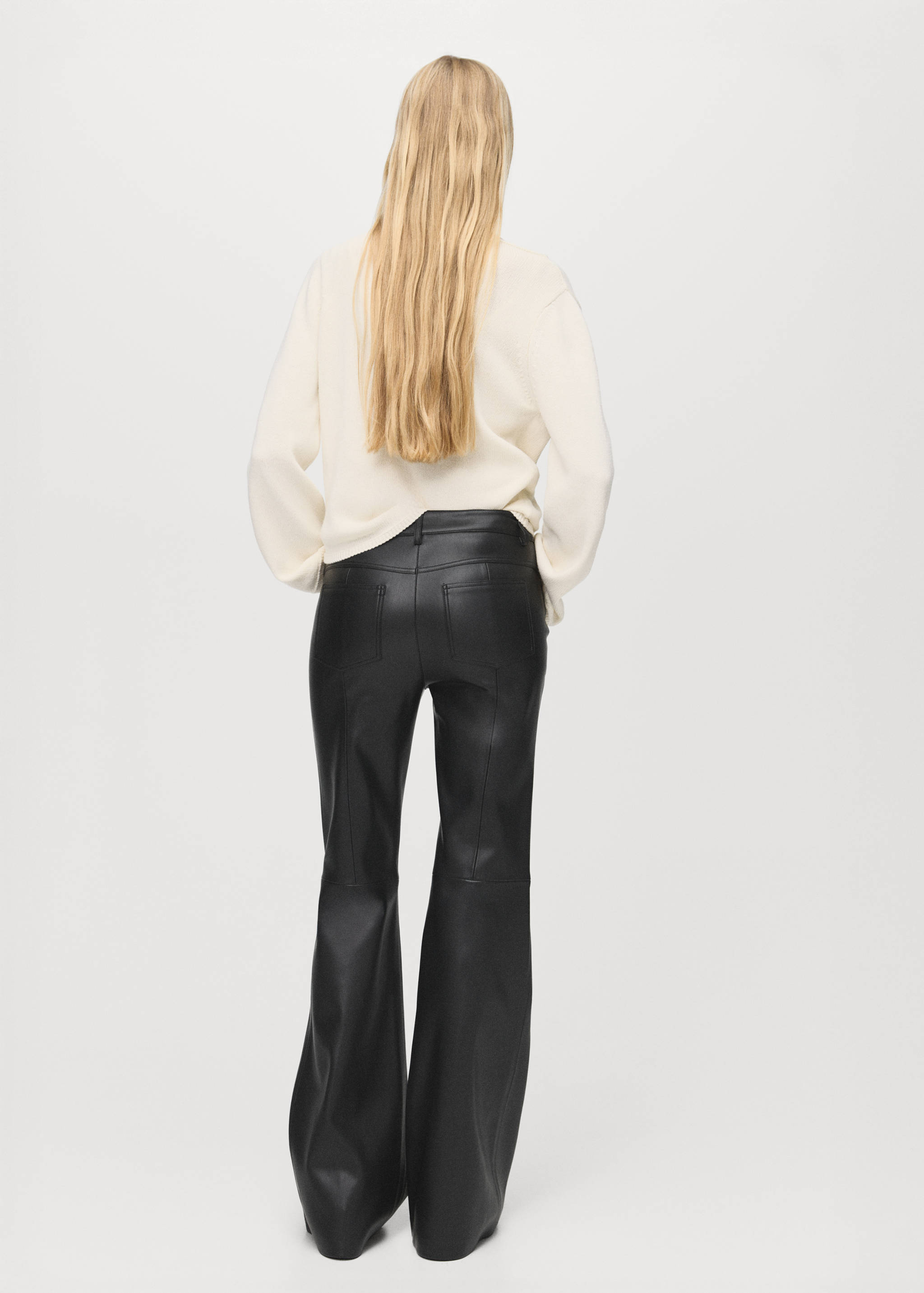 Flarebyxor i konstläder - Artikelns baksida