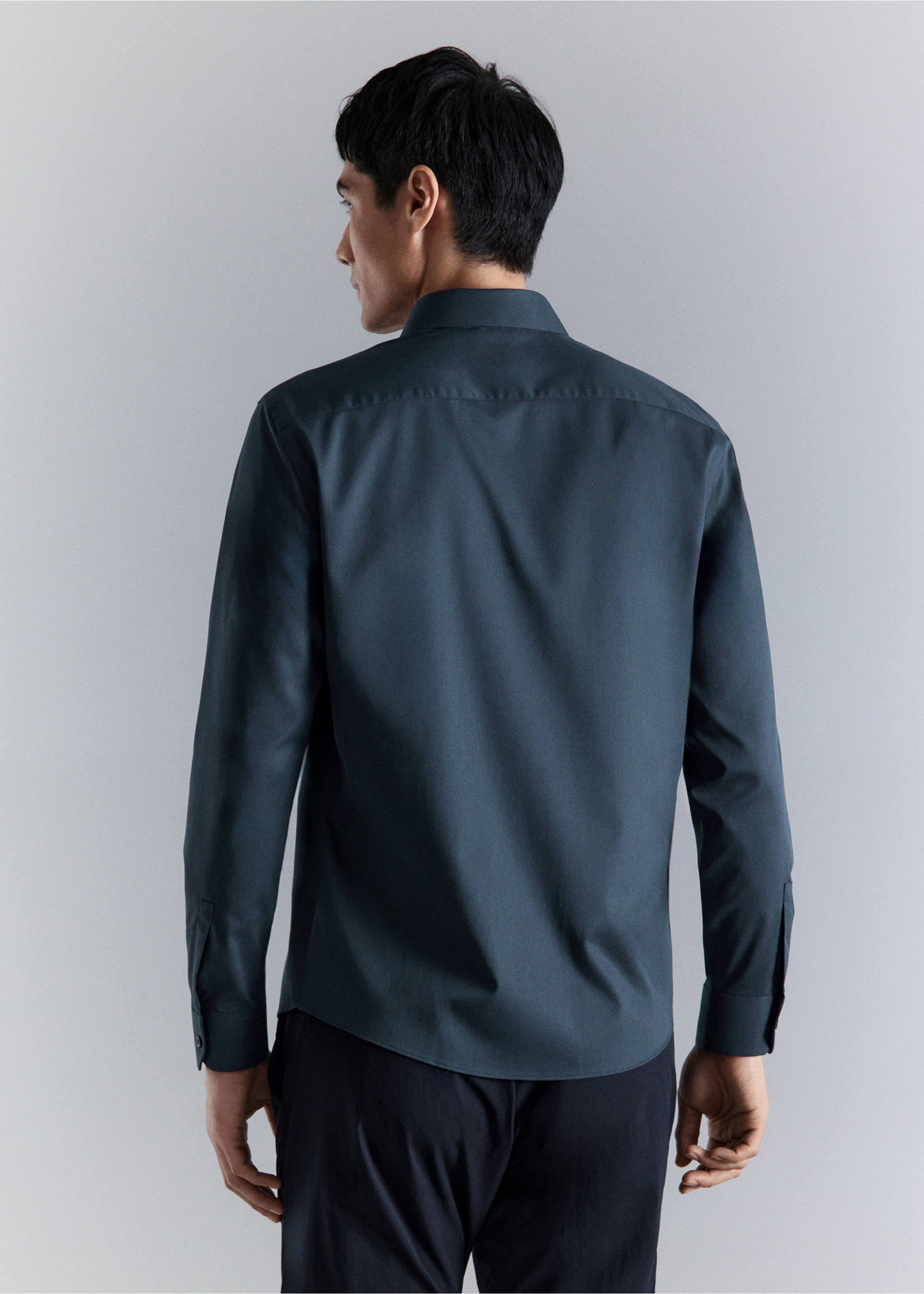 Chemise comfort stretch non-iron - Verso de l’article, Bleu marine. Ref: 17045980-00.