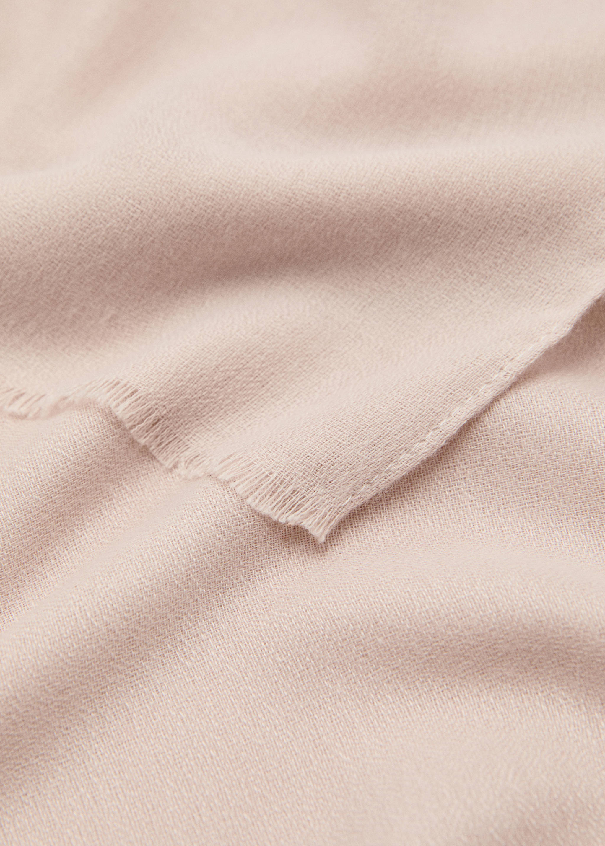 Фуляр с необработанными краями - Средний план