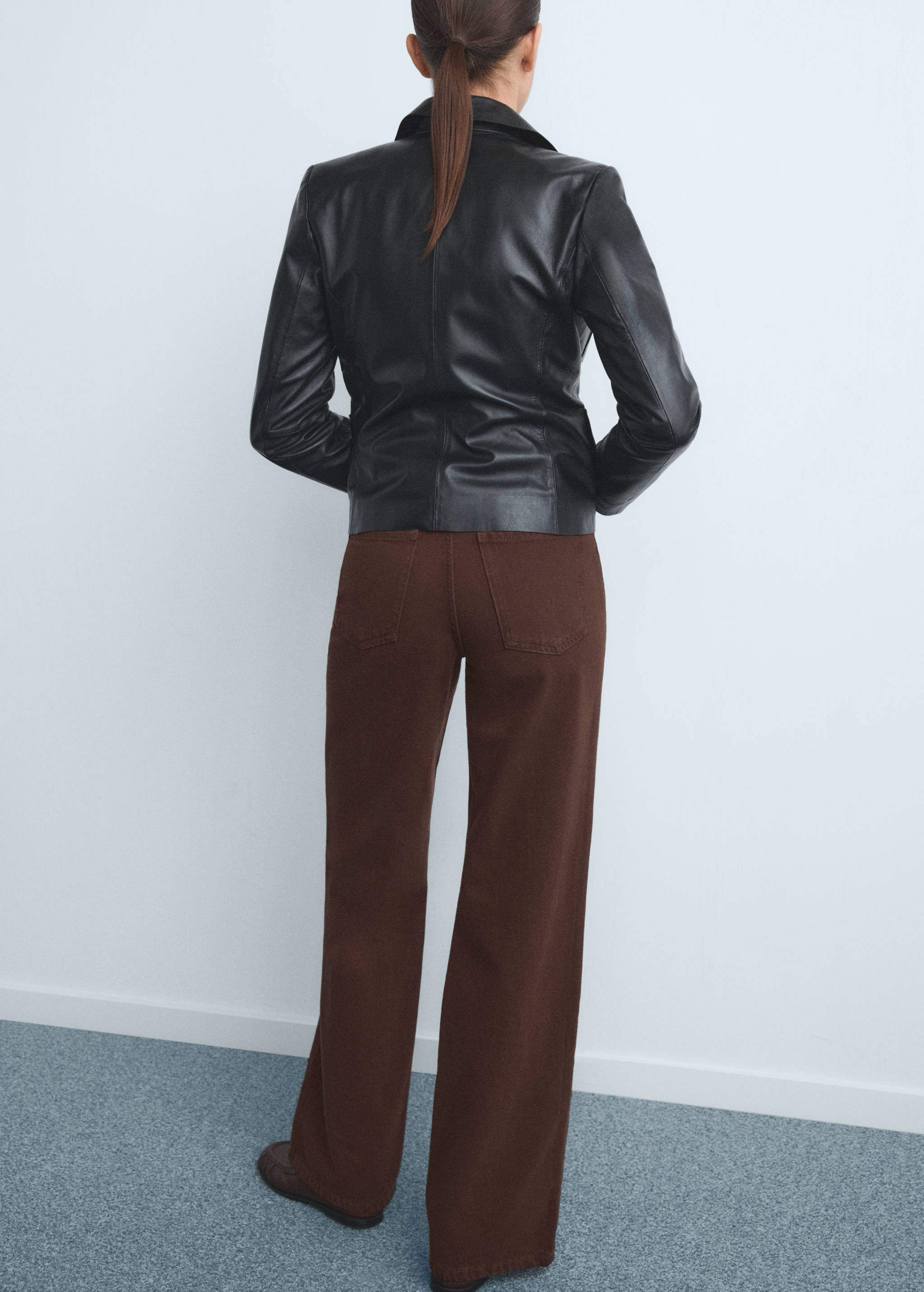 Jeans Danila med vide ben og høyt liv - Baksiden av artikkelen