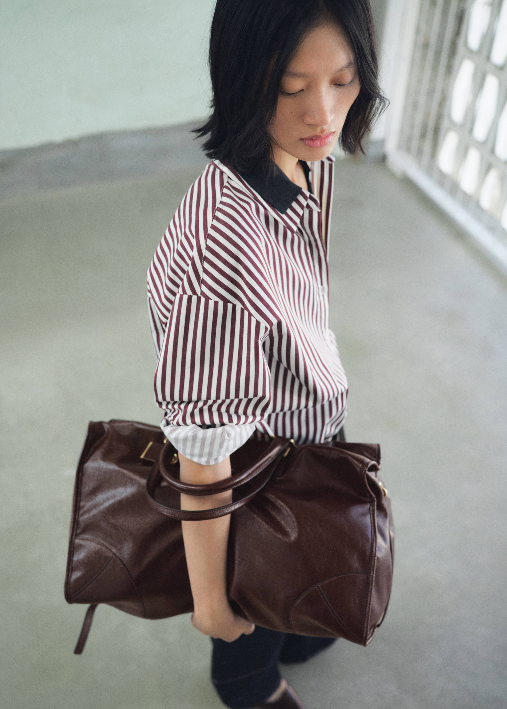 Maxi-Tasche mit glänzendem Finish und Henkeln - Allgemeine Ansicht